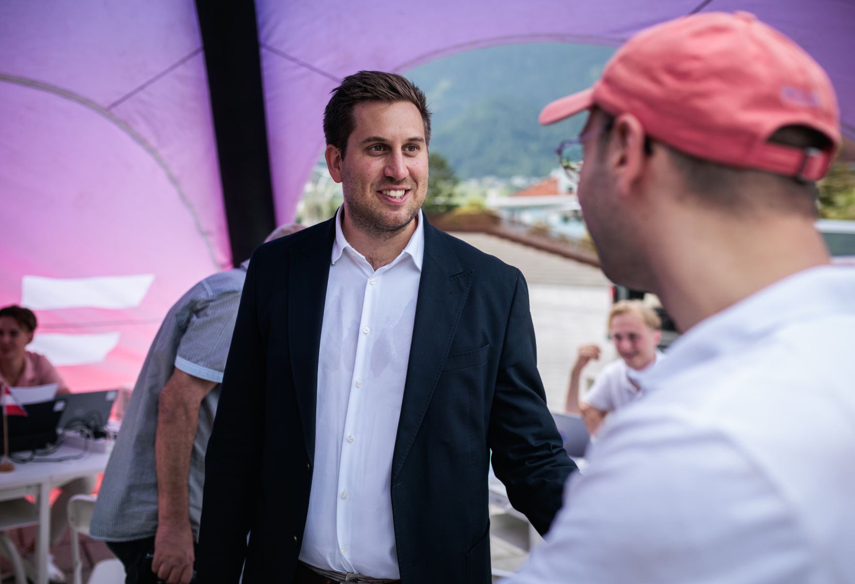 Am 27. August 2026 nahm Staatssekret&auml;r Alexander Pr&ouml;ll (l.) an der ID Austria Servicetour 2026 in Schwaz teil.