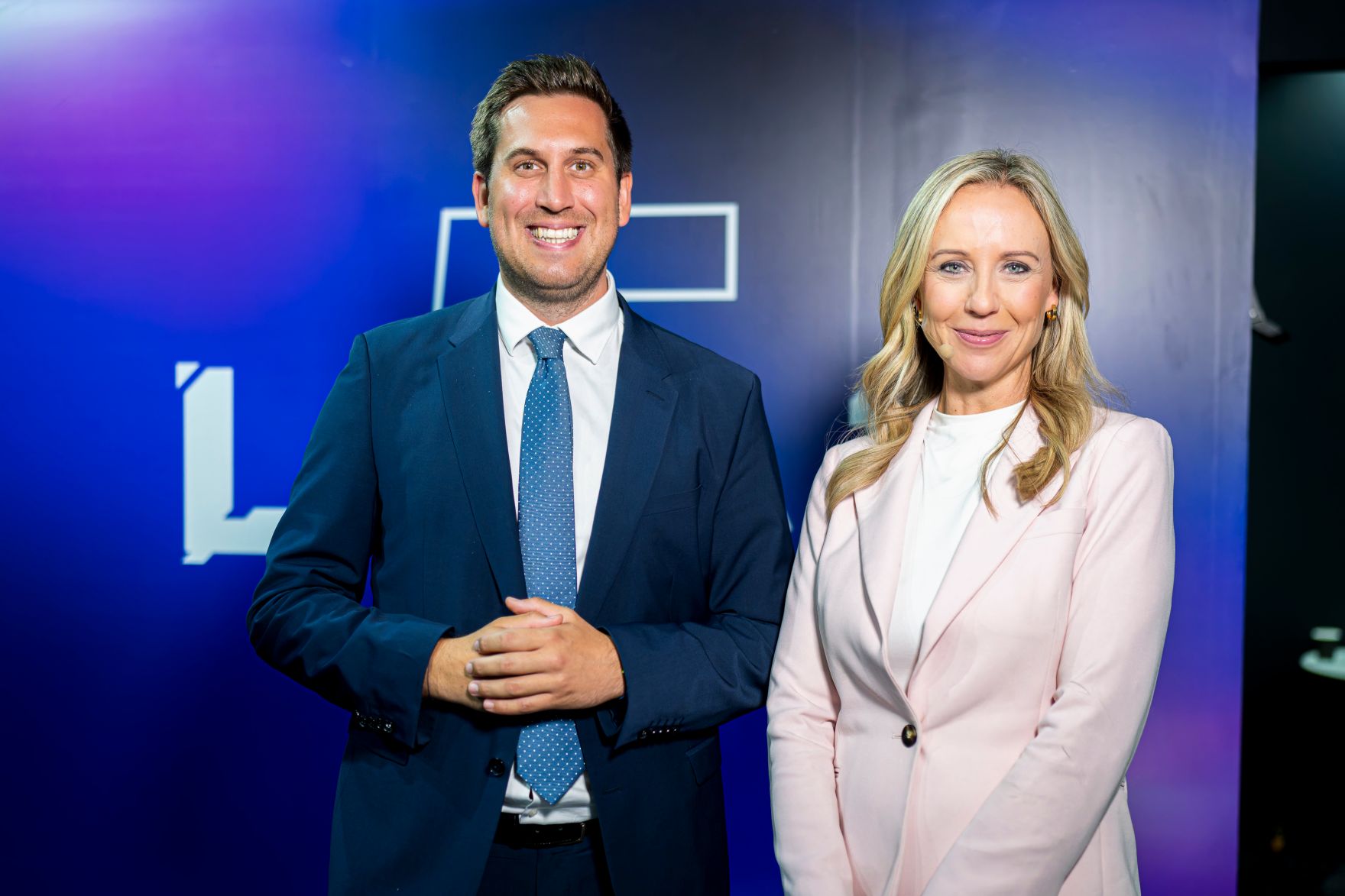 Am 31. August 2026 reise Staatssekret&auml;r Alexander Pr&ouml;ll (l.) zur LEAP 2026 Tech Konferenz in Riad. Im Bild mit Journalistin Sally Lockwood (r.).
