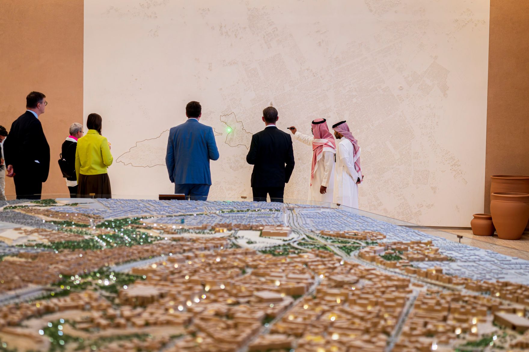 Am 31. August 2026 reise Staatssekret&auml;r Alexander Pr&ouml;ll zu einem Arbeitsbesuch nach Riad. Im Bild bei der Besichtigung des Vision 2030 Vorzeigeprojekts Diriyah.