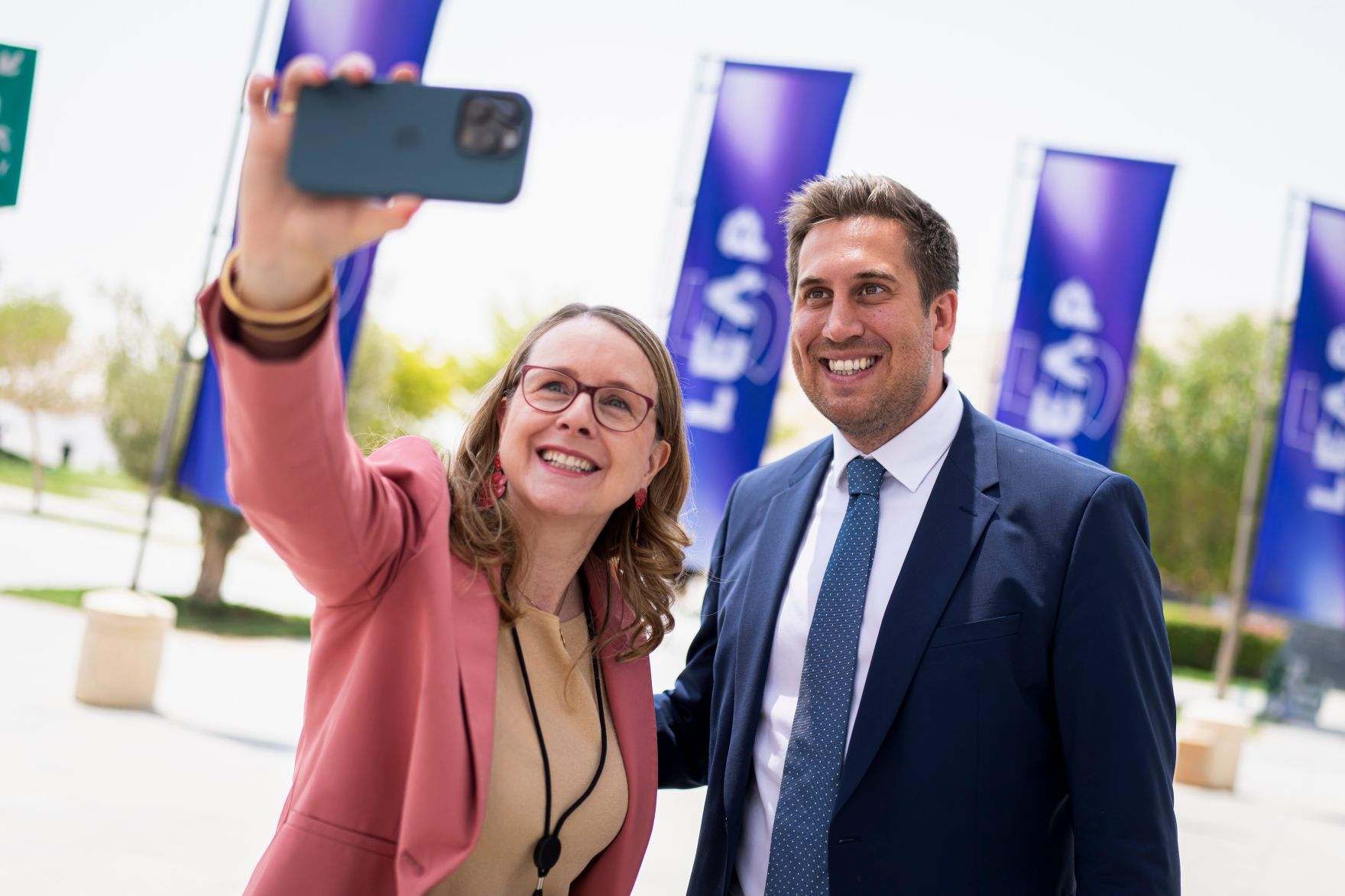 Am 31. August 2026 reise Staatssekret&auml;r Alexander Pr&ouml;ll (r.) gemeinsam mit der ehemalige Bundesministerin f&uuml;r Digitalisierung Margarete Schramb&ouml;ck (l.) zur LEAP 2026 Tech Konferenz in Riad.