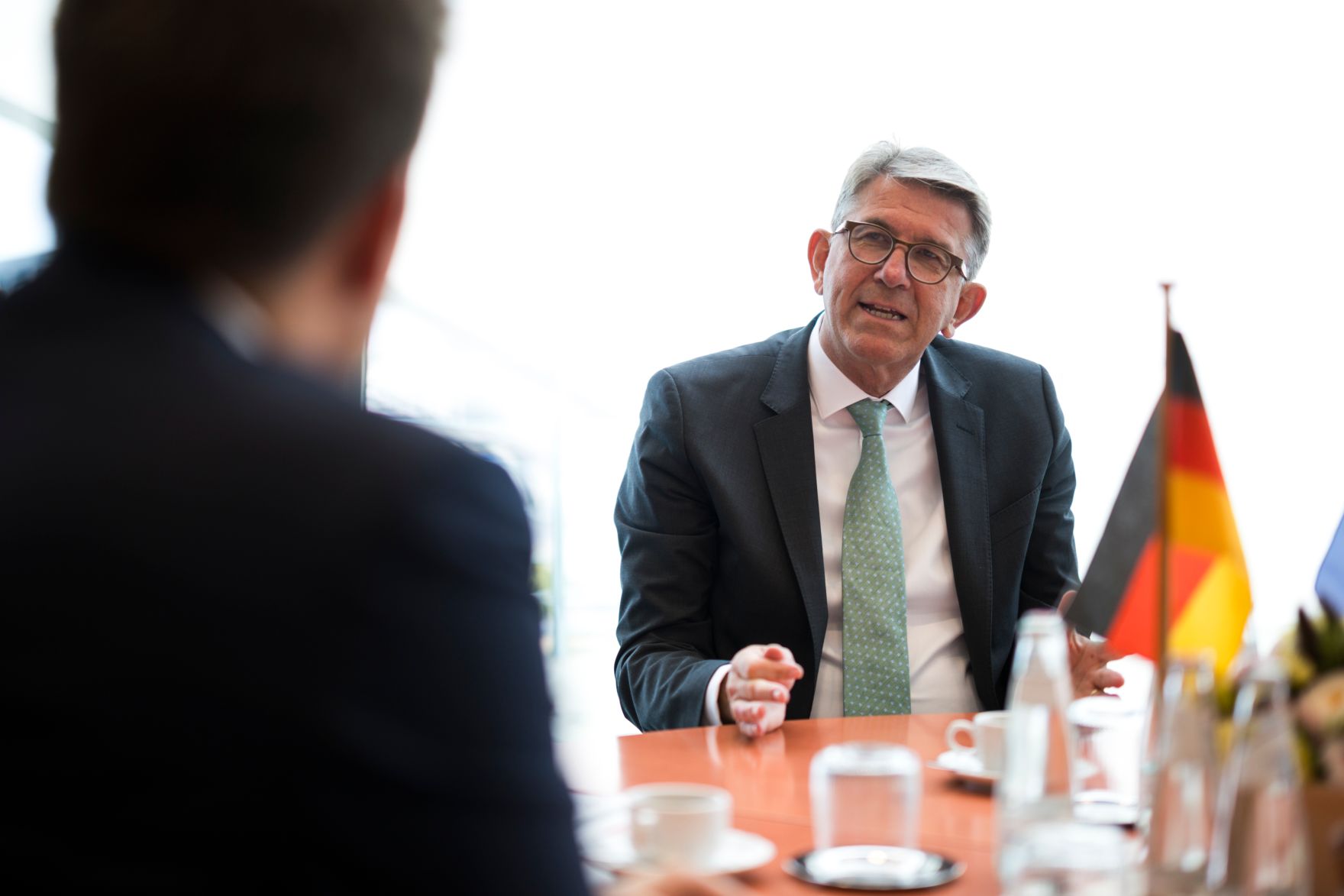 Am 3. September 2026 reiste Staatssekret&auml;r Alexander Pr&ouml;ll zu einem Arbeitsbesuch nach Berlin. Im Bild beim Austausch mit dem deutschen Staatsminister f&uuml;r Kultur und Medien Wolfram Weimer (r.).