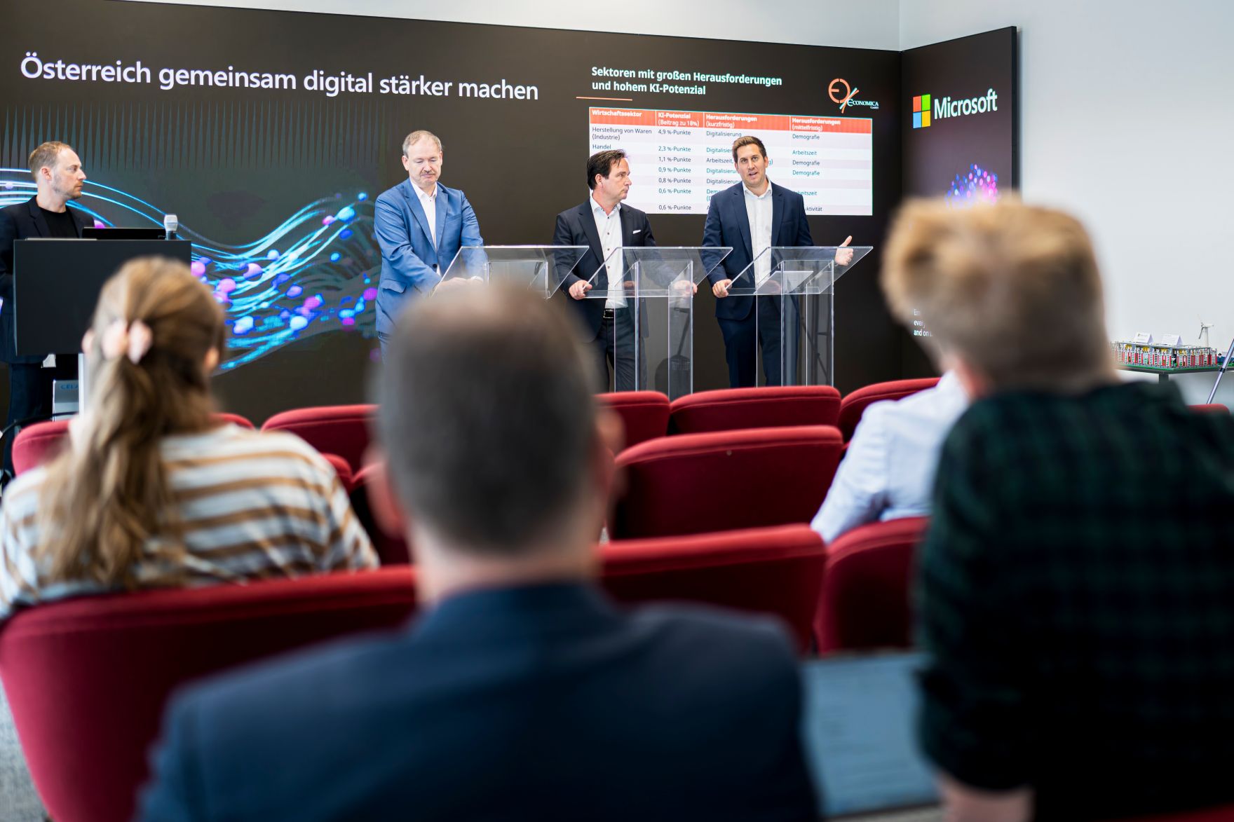 Am 7. September 2026 pr&auml;sentierte Staatssekret&auml;r Alexander Pr&ouml;ll (r.) gemeinsam mit Microsoft &Ouml;sterreich General Manager Hermann Erlach (m.) und dem Leiter des Wirtschaftsforschungsinstituts Economica Christian Helmenstein (l.) eine Studie zum KI-Potenzial &Ouml;sterreichs.