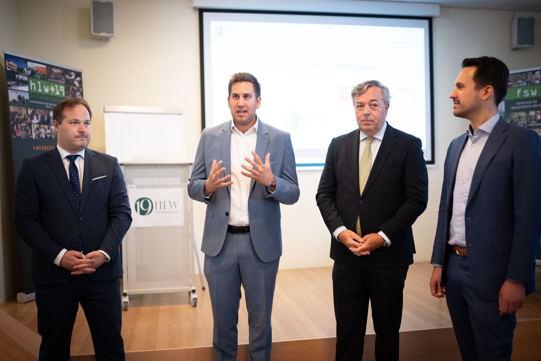 Am 23. September nahm Staatssekret&auml;r Alexander Pr&ouml;ll (m.l.) am #GemeinsamDigital Schulbesuch an der HLW19 in Wien teil. Im Bild mit Bundesminister Christoph Wiederkehr (r.).