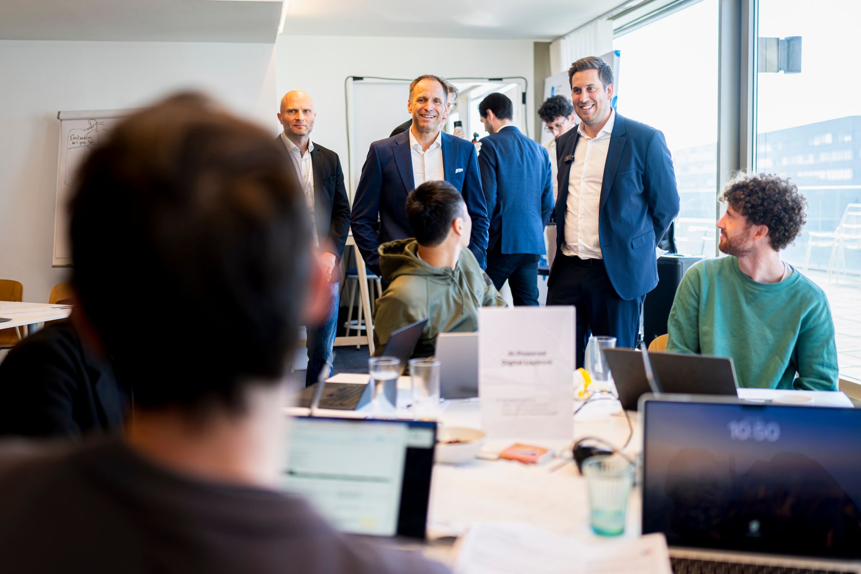 Am 6. Oktober 2026 besuchte Staatssekret&auml;r Alexander Pr&ouml;ll (2.v.r.) den Public AI Hackathon 2.0 in der AI Factory Austria.
