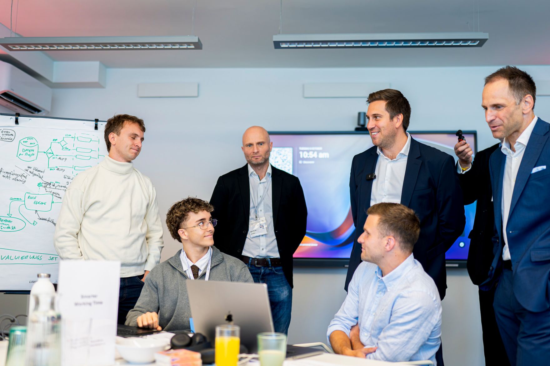 Am 6. Oktober 2026 besuchte Staatssekret&auml;r Alexander Pr&ouml;ll (2.v.r.) den Public AI Hackathon 2.0 in der AI Factory Austria.