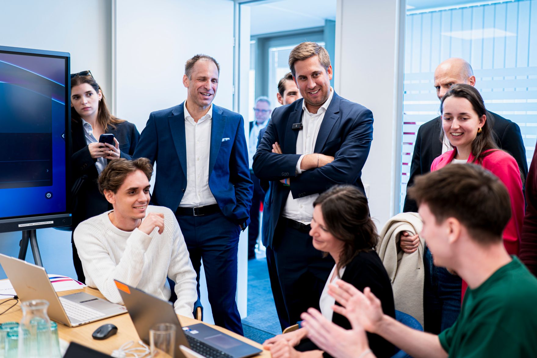 Am 6. Oktober 2026 besuchte Staatssekret&auml;r Alexander Pr&ouml;ll (5.v.r.) den Public AI Hackathon 2.0 in der AI Factory Austria.