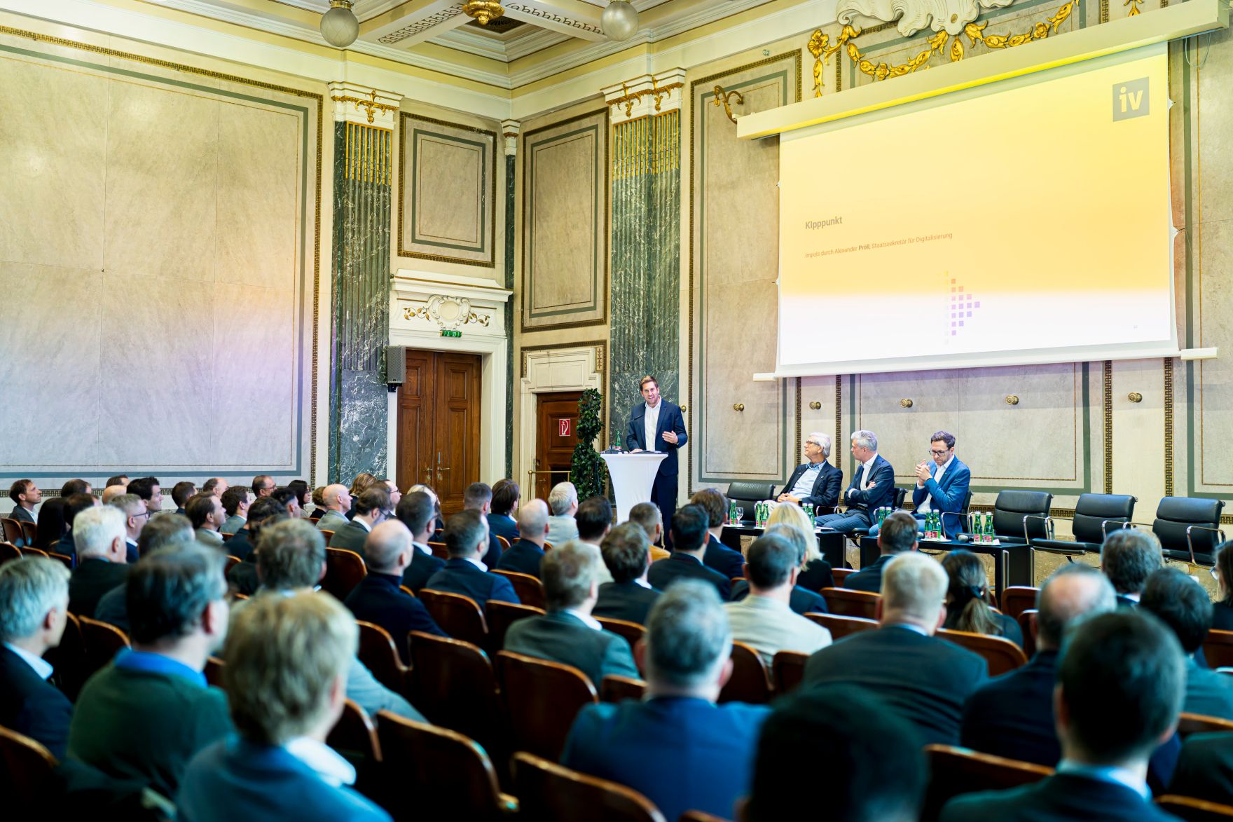 Am 8. Oktober 2026 hielt Staatssekret&auml;r Alexander Pr&ouml;ll (im Bild) eine Keynote bei der Taskforce KI in der Industriellenvereinigung.