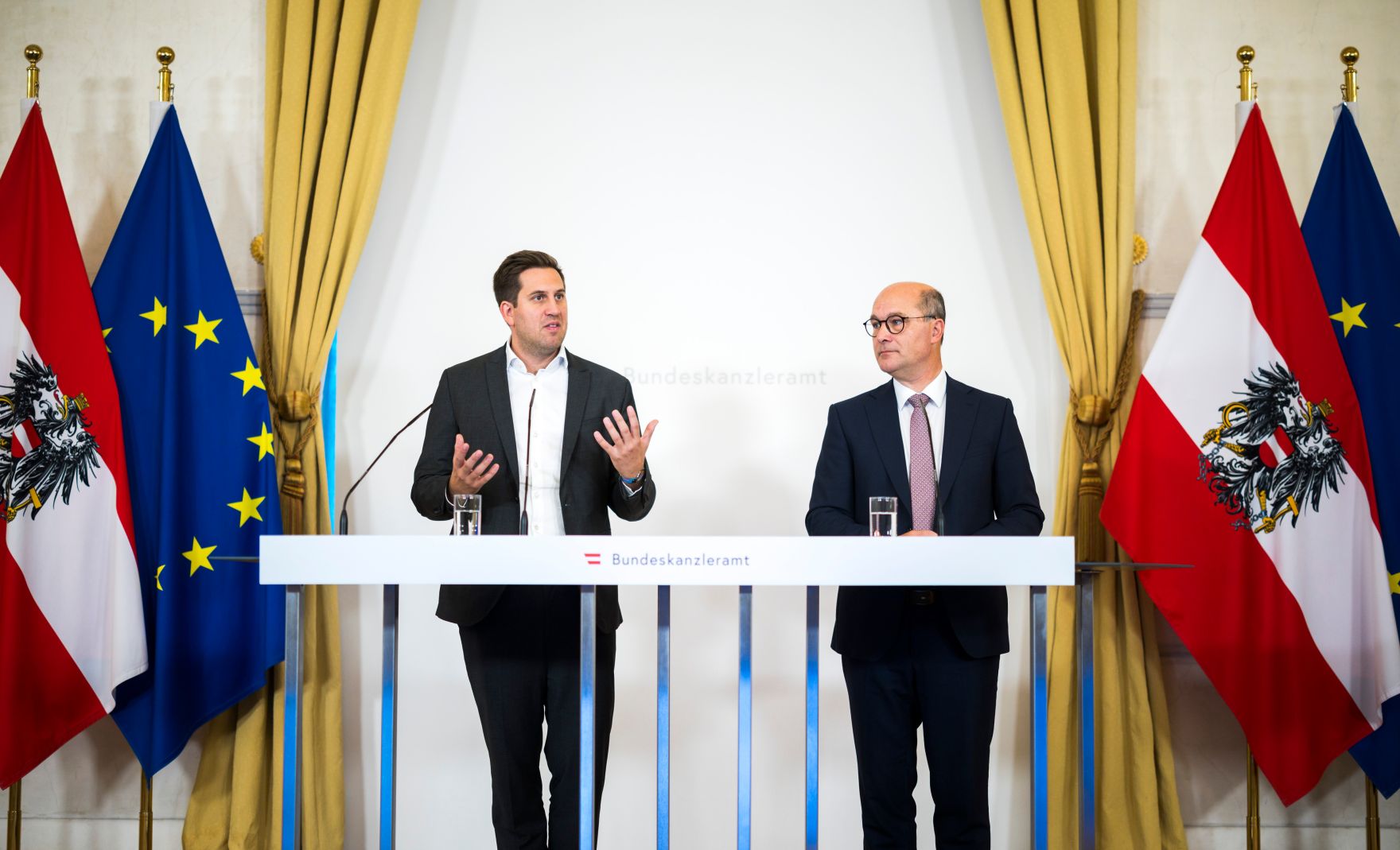 Am 16. Oktober 2026 gab Staatssekret&auml;r Alexander Pr&ouml;ll (l.) gemeinsam mit Gemeindebund-Pr&auml;sident Johannes Pressl (r.) eine Pressekonferenz zum Thema Gemeindedatenplattform.