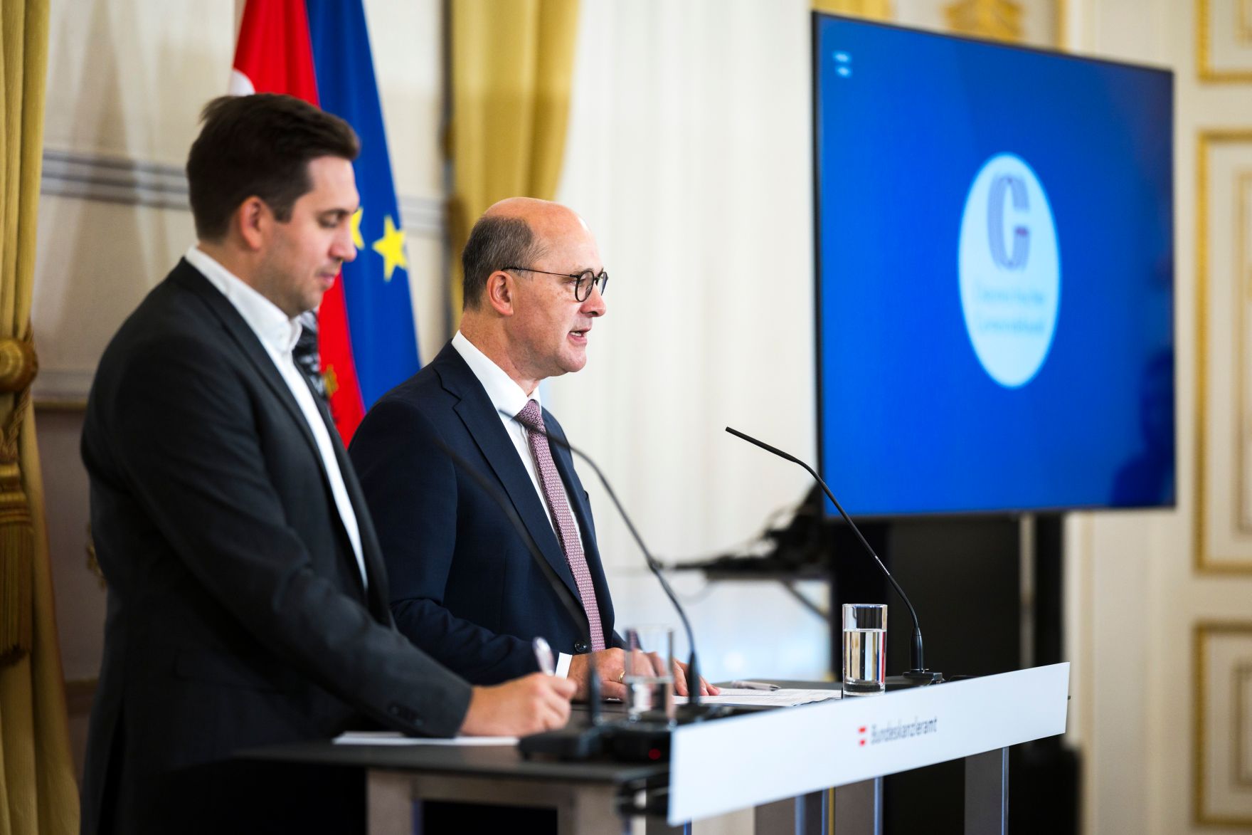 Am 16. Oktober 2026 gab Staatssekret&auml;r Alexander Pr&ouml;ll (l.) gemeinsam mit Gemeindebund-Pr&auml;sident Johannes Pressl (r.) eine Pressekonferenz zum Thema Gemeindedatenplattform.