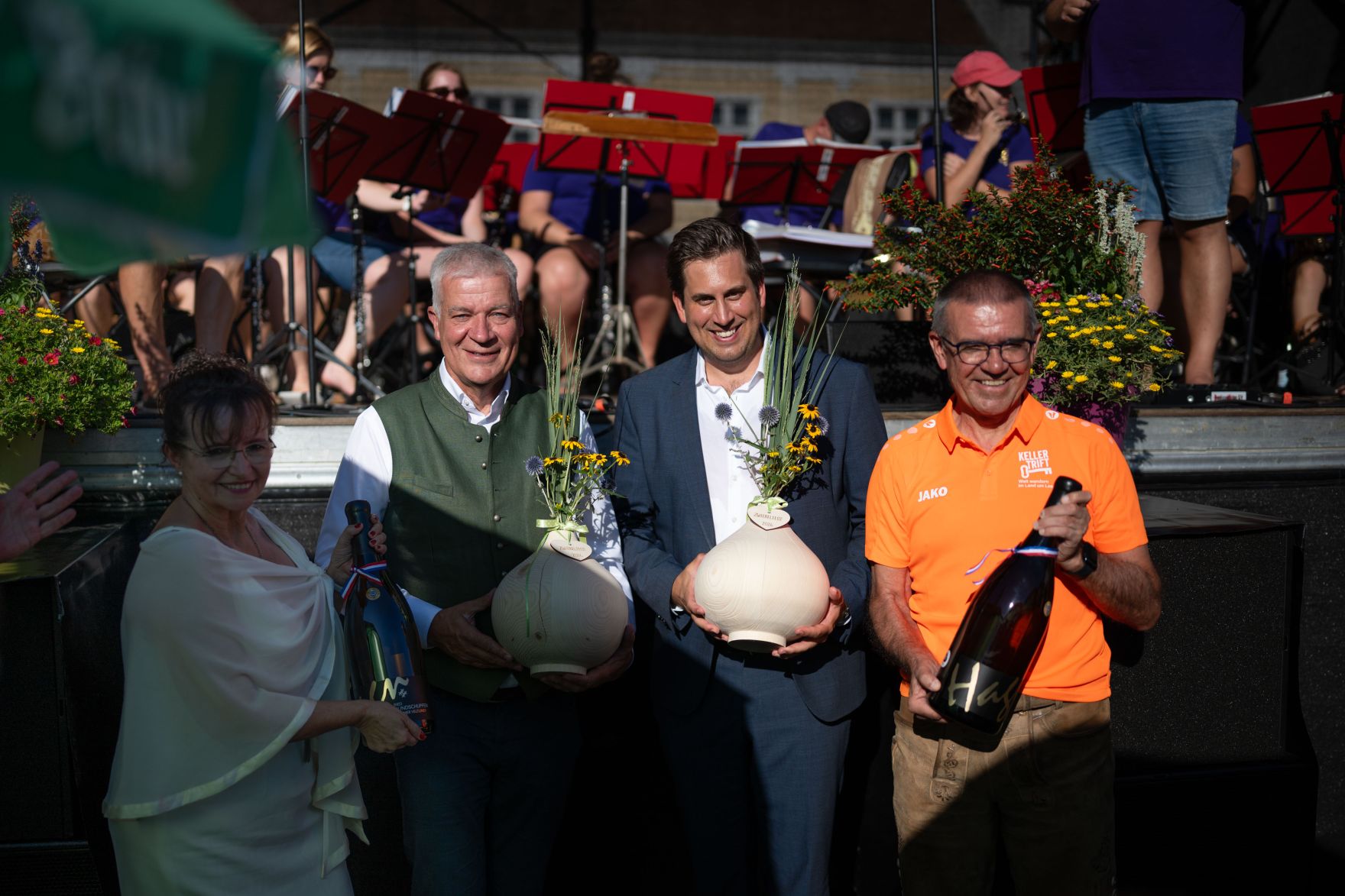 Am 14. August 2026 nahm Staatssekret&auml;r Alexander Pr&ouml;ll (m.r.) an der Er&ouml;ffnung des Zwiebelfestes 2026 in Laa an der Thaya teil. Im Bild gemeinsam mit B&uuml;rgermeisterin Brigitte Ribisch (l.), Landesrat Anton Kasser (m.l.) und Regionsobmann Manfred Schulz (r.).