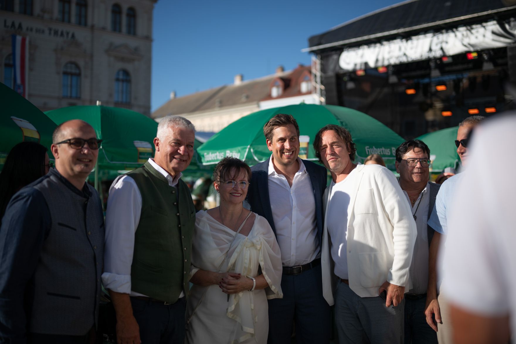 Am 14. August 2026 nahm Staatssekret&auml;r Alexander Pr&ouml;ll (m.r.) an der Er&ouml;ffnung des Zwiebelfestes 2026 in Laa an der Thaya teil. Im Bild gemeinsam mit B&uuml;rgermeisterin Brigitte Ribisch (m.l.) und Landesrat Anton Kasser (2.v.l.).