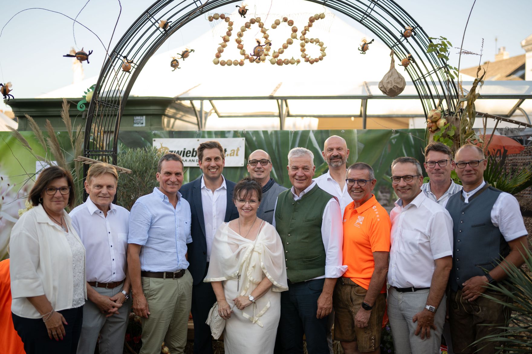 Am 14. August 2026 nahm Staatssekret&auml;r Alexander Pr&ouml;ll (4.v.l.) an der Er&ouml;ffnung des Zwiebelfestes 2026 in Laa an der Thaya teil. Im Bild gemeinsam mit B&uuml;rgermeisterin Brigitte Ribisch (m.), Landesrat Anton Kasser (m.r.) und Regionsobmann Manfred Schulz (4.v.r.).