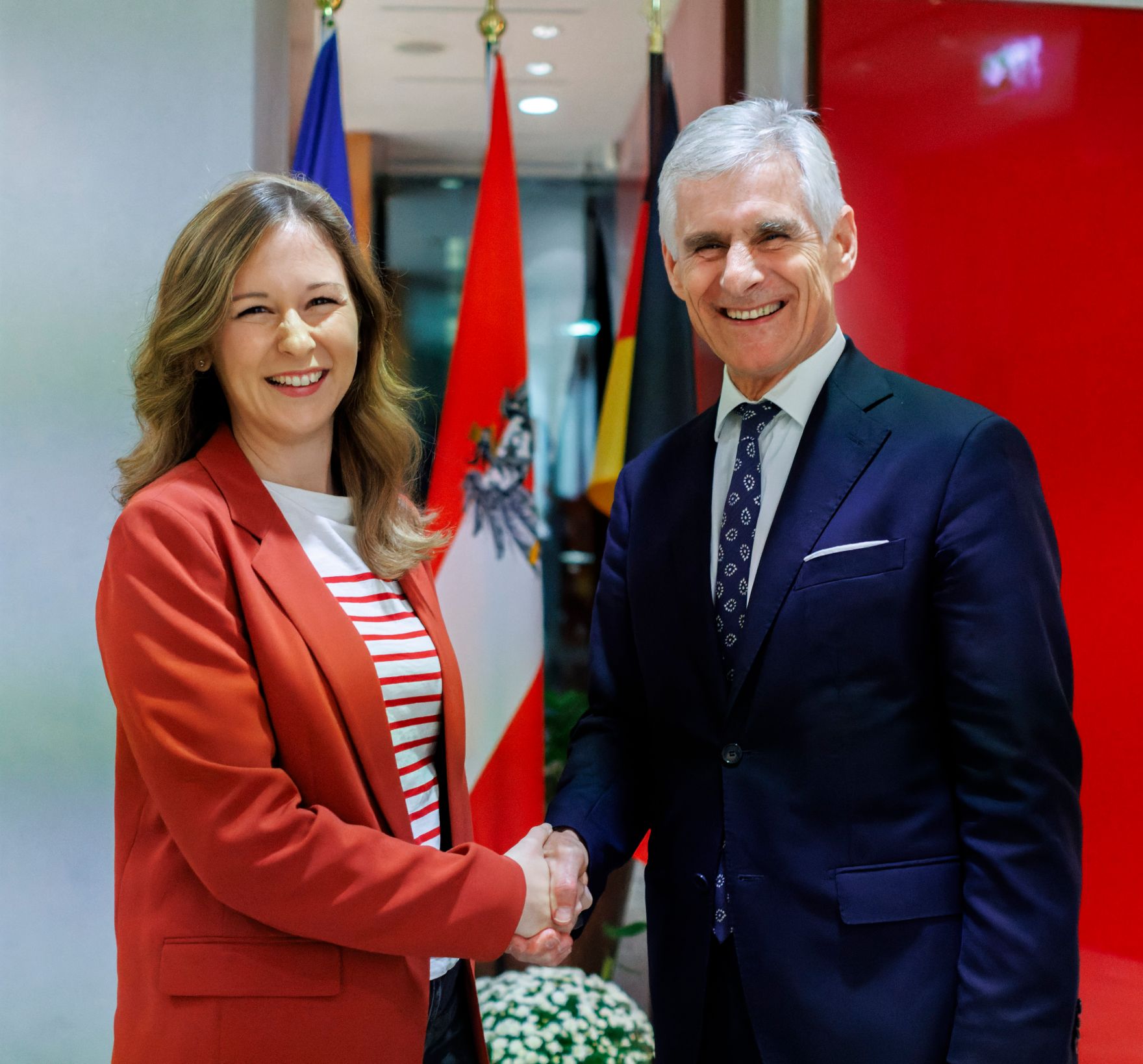 Am 15. November 2023 reiste Staatssekret&auml;rin Claudia Plakolm (l.) zu einem mehrt&auml;gigem Arbeitsbesuch nach Berlin. Im Bild beim Networking-Empfang mit dem &ouml;sterreichischen Botschafter Michael Linhart (r.).