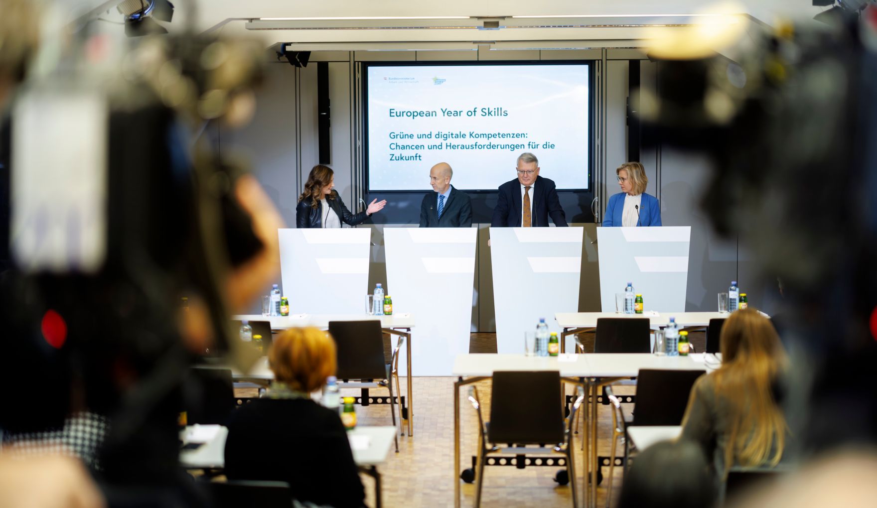 Am 1. Dezember 2023 nahm Staatssekret&auml;rin Claudia Plakolm (l.) an der &bdquo;European Year of Skills&ldquo; Konferenz teil. Im Bild Mit Bundesminister Martin Kocher (m.l.) und Bundesministerin Leonore Gewessler (r.)