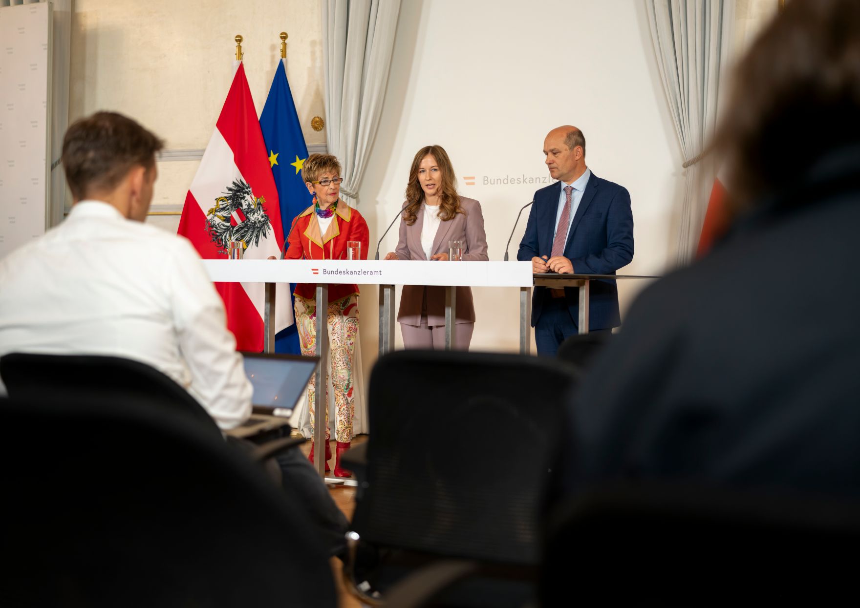 Am 11. Juni 2024 fand eine Pressekonferenz zur Digitalisierung im Gemeindepaket. Im Bild (v.l.n.r.) mit der Pr&auml;sidentin des Seniorenbundes Ingrid Korosec, Staatssekret&auml;rin Claudia Plakolm und Gemeindebundpr&auml;sident Johannes Pressl.