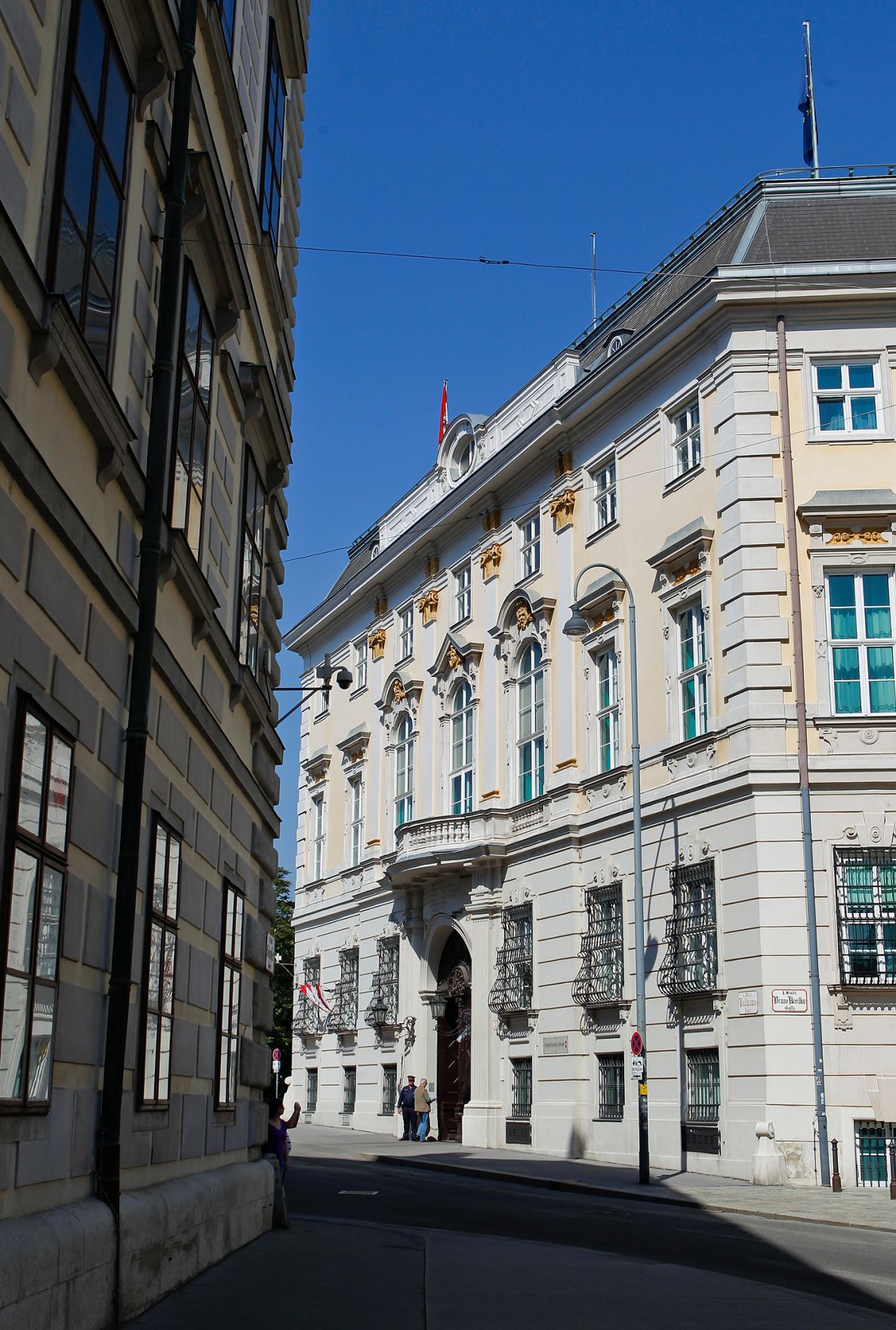 &Ouml;sterreichisches Bundeskanzleramt am Ballhausplatz in Wien. Blick von der Schauflergasse.
