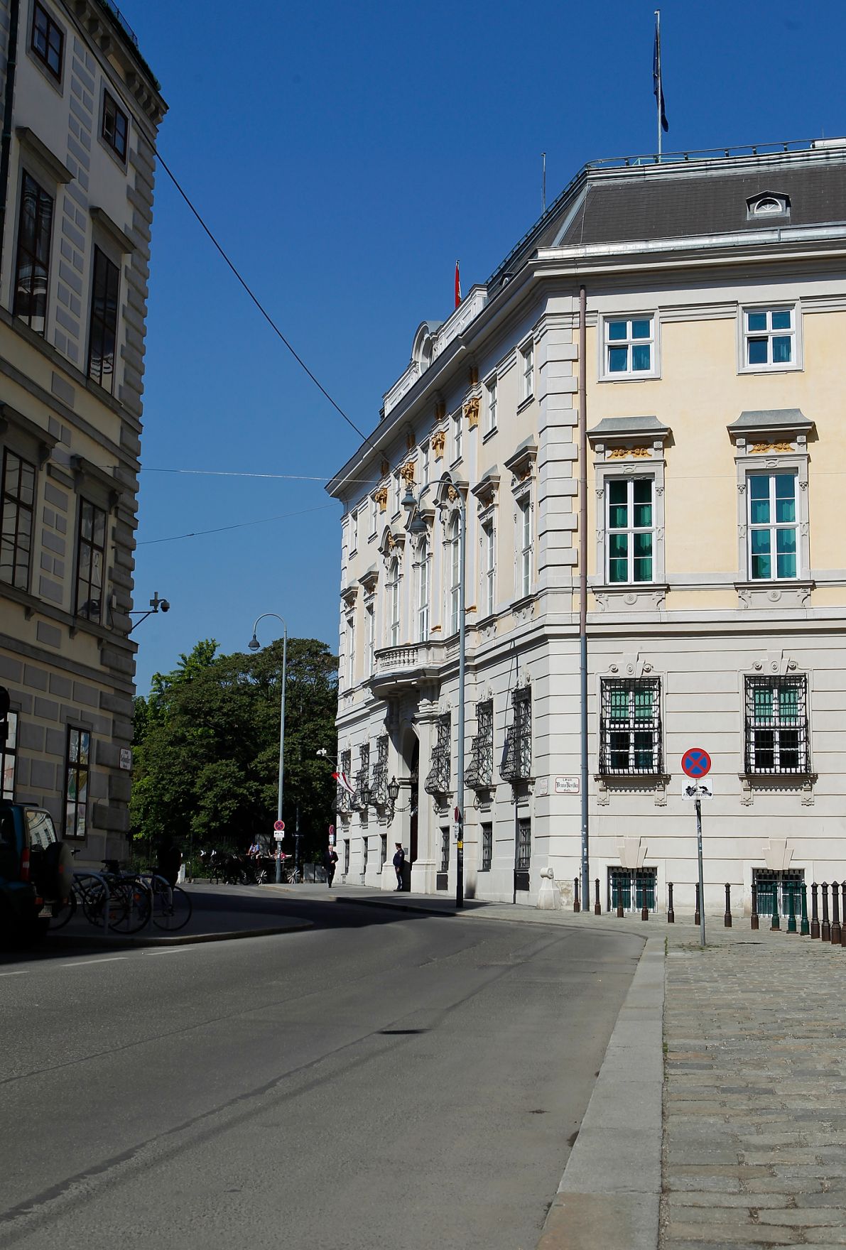 &Ouml;sterreichisches Bundeskanzleramt am Ballhausplatz in Wien. Blick von der Schauflergasse.