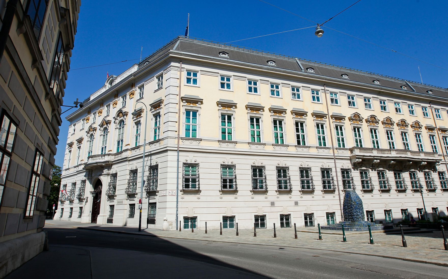 &Ouml;sterreichisches Bundeskanzleramt am Ballhausplatz in Wien. Blick von der Schauflergasse.