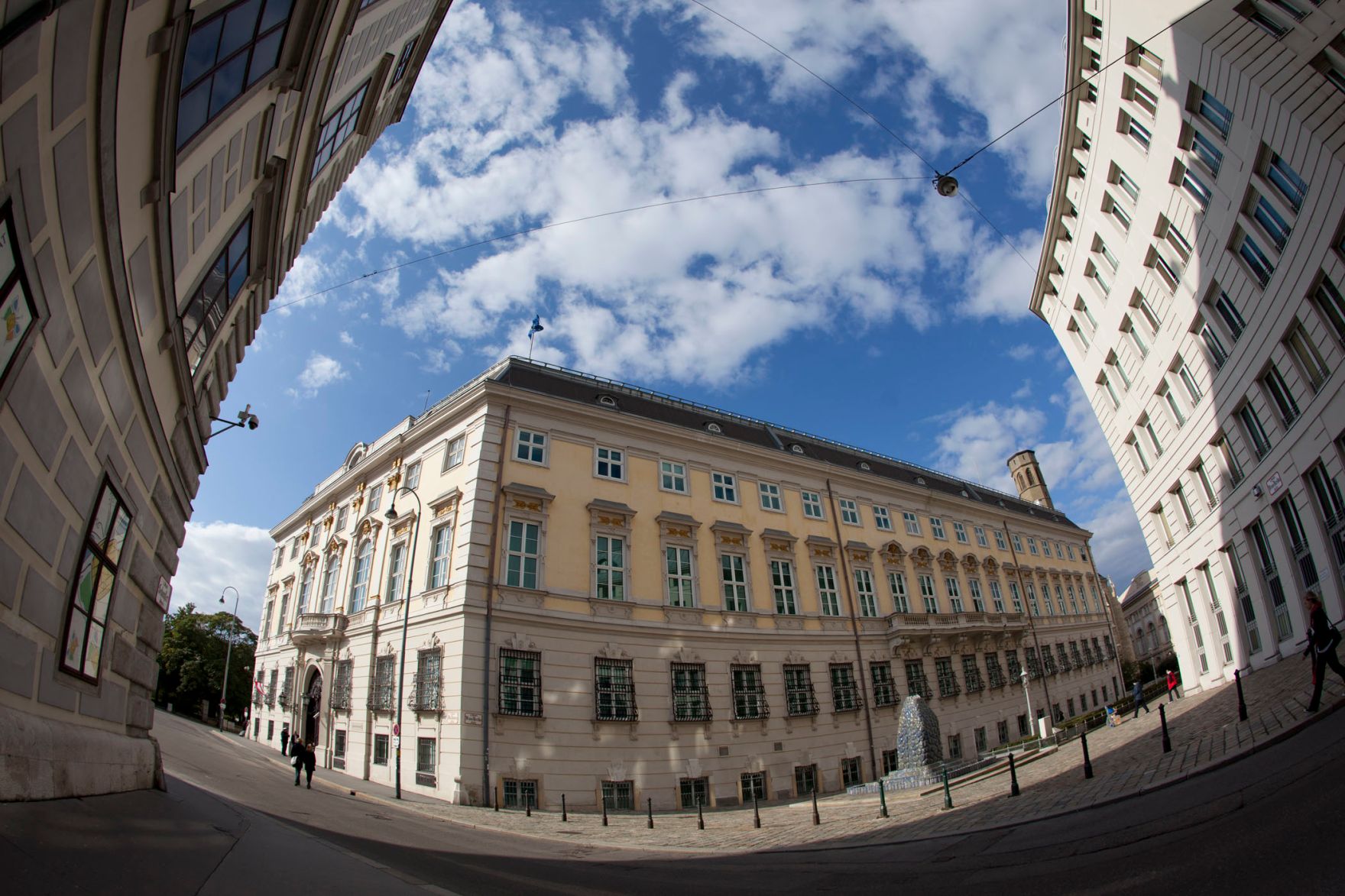 &Ouml;sterreichisches Bundeskanzleramt am Ballhausplatz in Wien. Blick von der Schauflergasse.