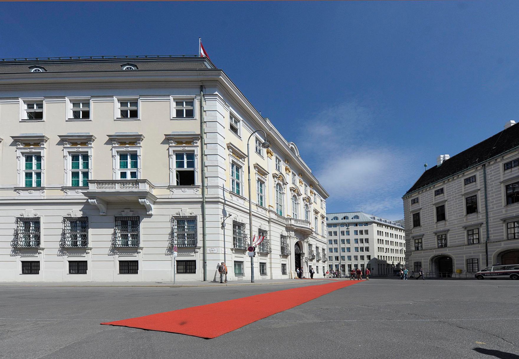 Roter Teppich vor dem &Ouml;sterreichischen Bundeskanzleramt am Ballhausplatz.