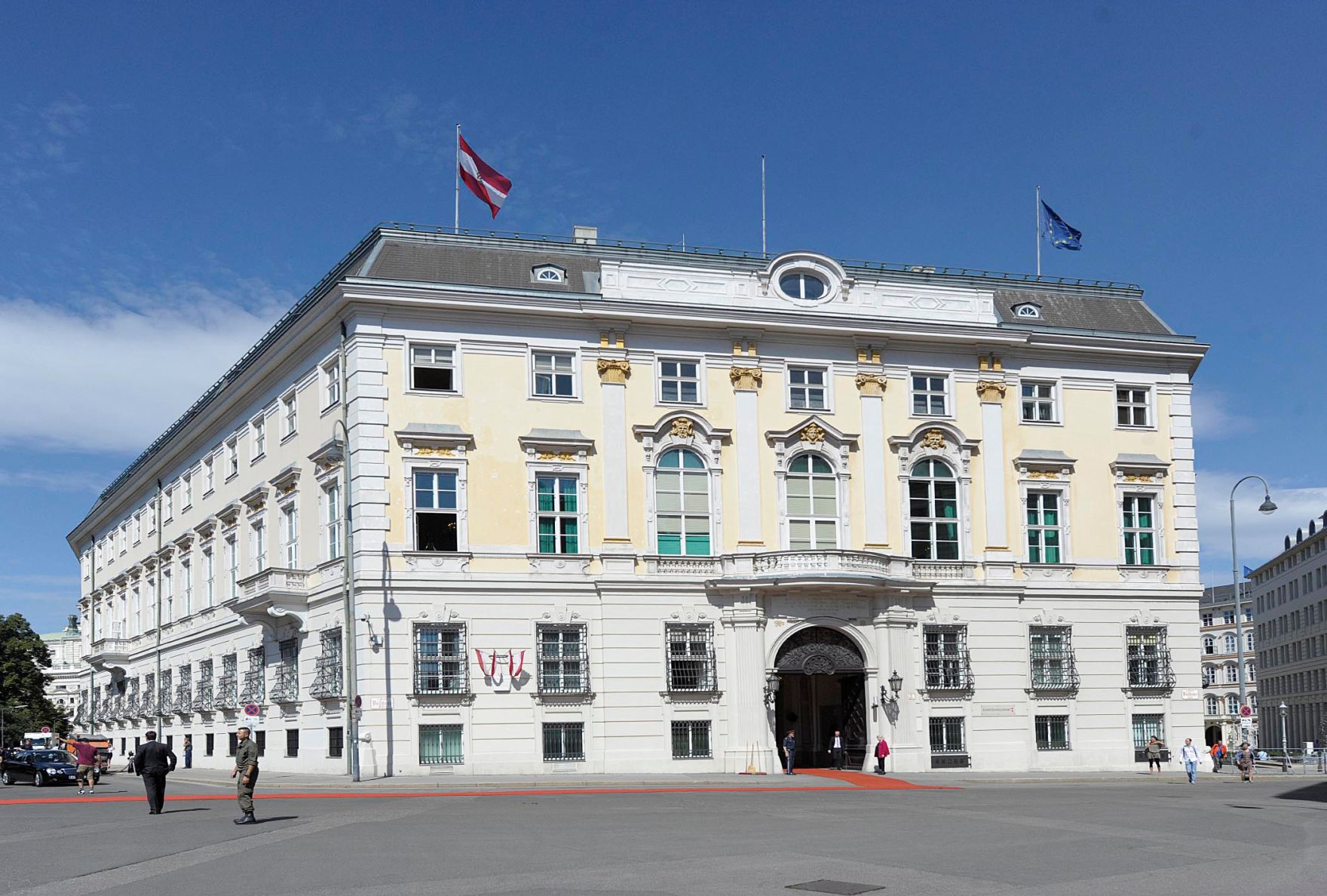 Roter Teppich vor dem &Ouml;sterreichischen Bundeskanzleramt am Ballhausplatz.