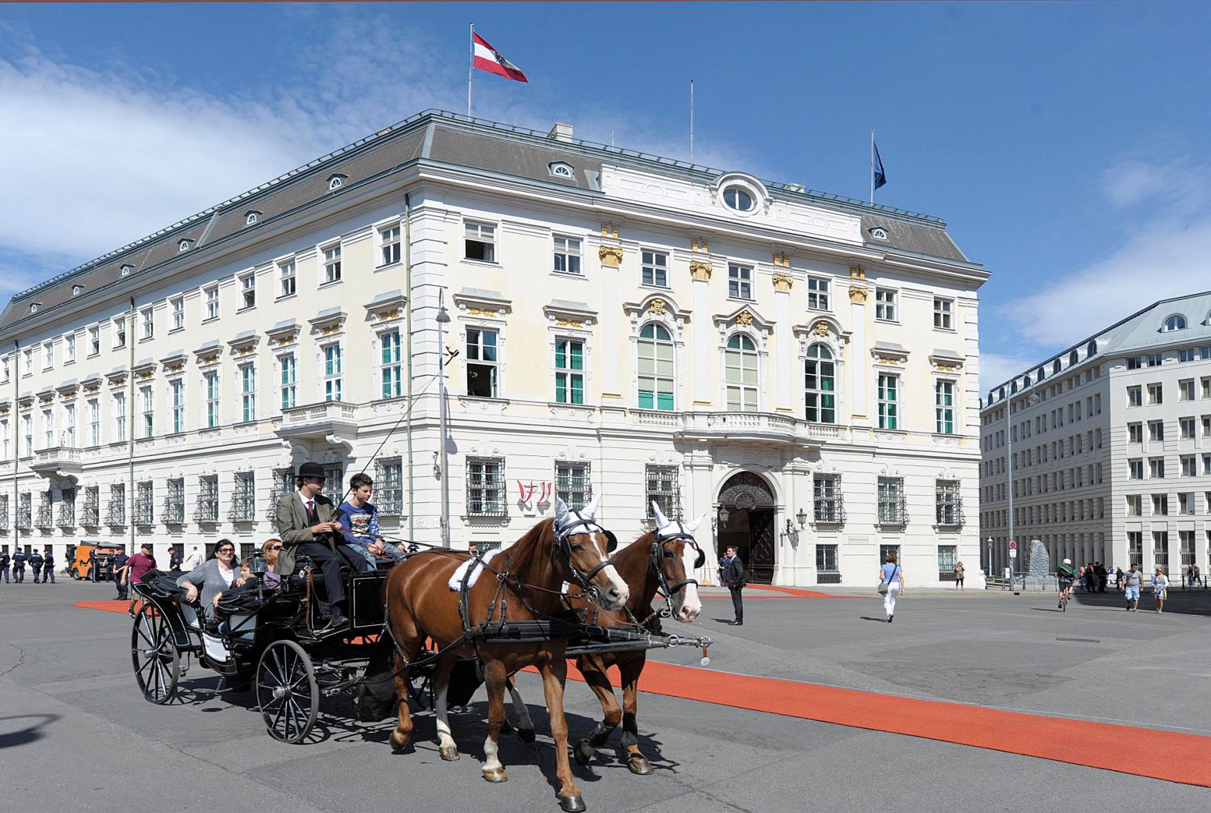 Roter Teppich vor dem &Ouml;sterreichischen Bundeskanzleramt am Ballhausplatz. Im Vordergrund ein Fiaker.