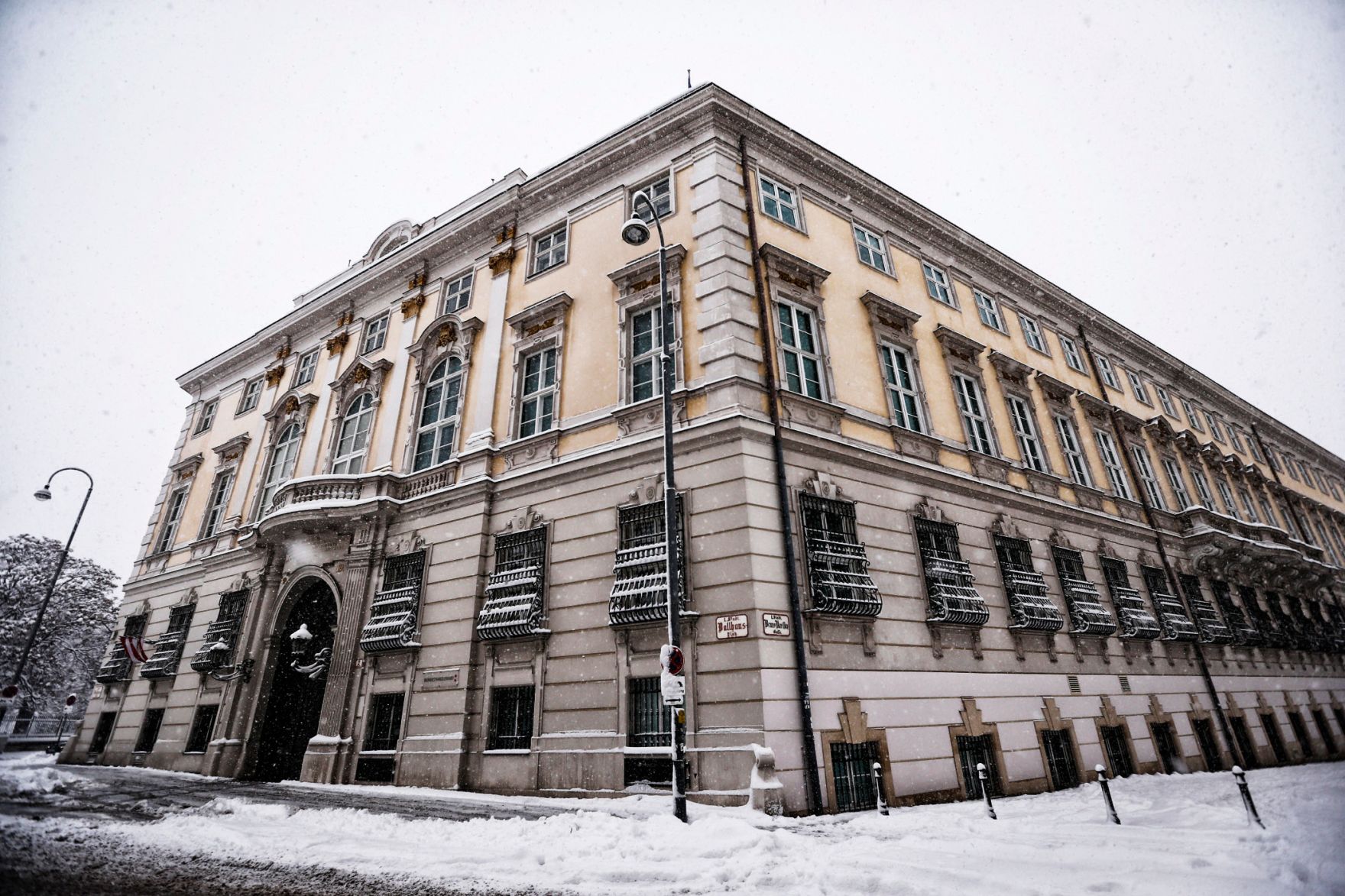 Eine winterliche Aufnahme des &Ouml;sterreichischen Bundeskanzleramts am Ballhausplatz in Wien.