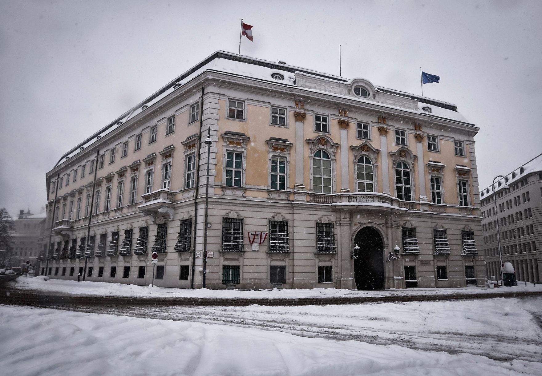 Eine winterliche Aufnahme des Bundeskanzleramts am Ballhausplatz in Wien.