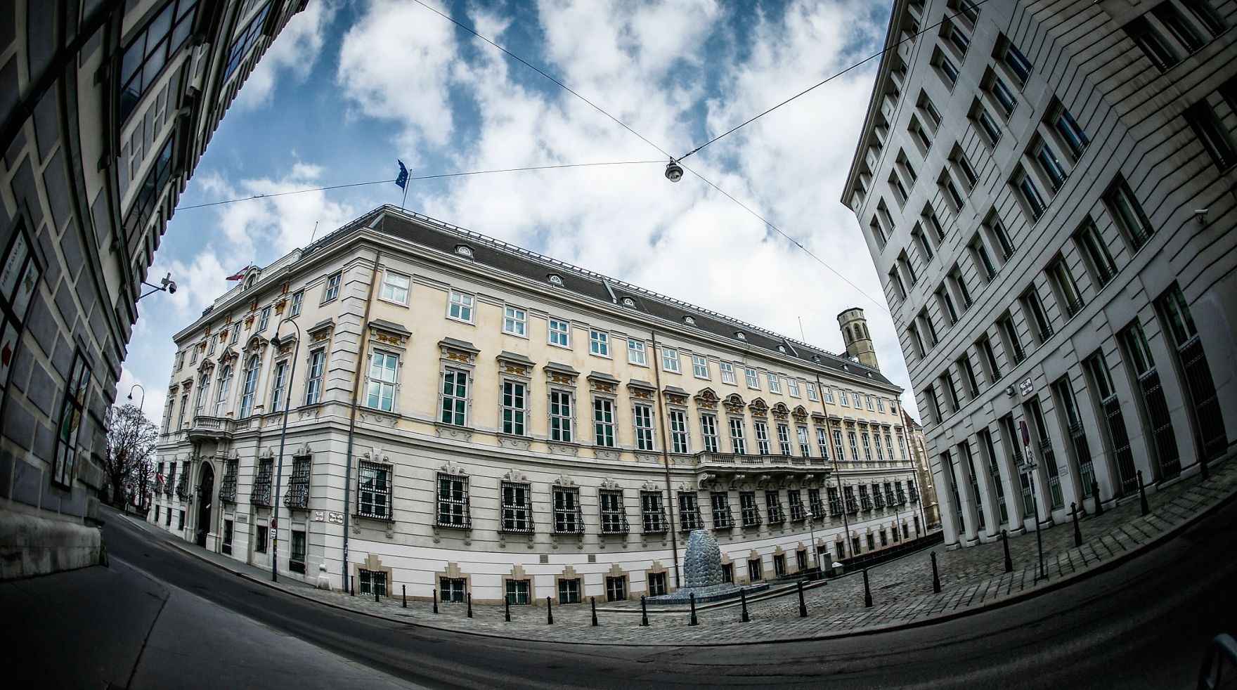 &Ouml;sterreichisches Bundeskanzleramt am Ballhausplatz in Wien. Blick von der Schauflergasse.