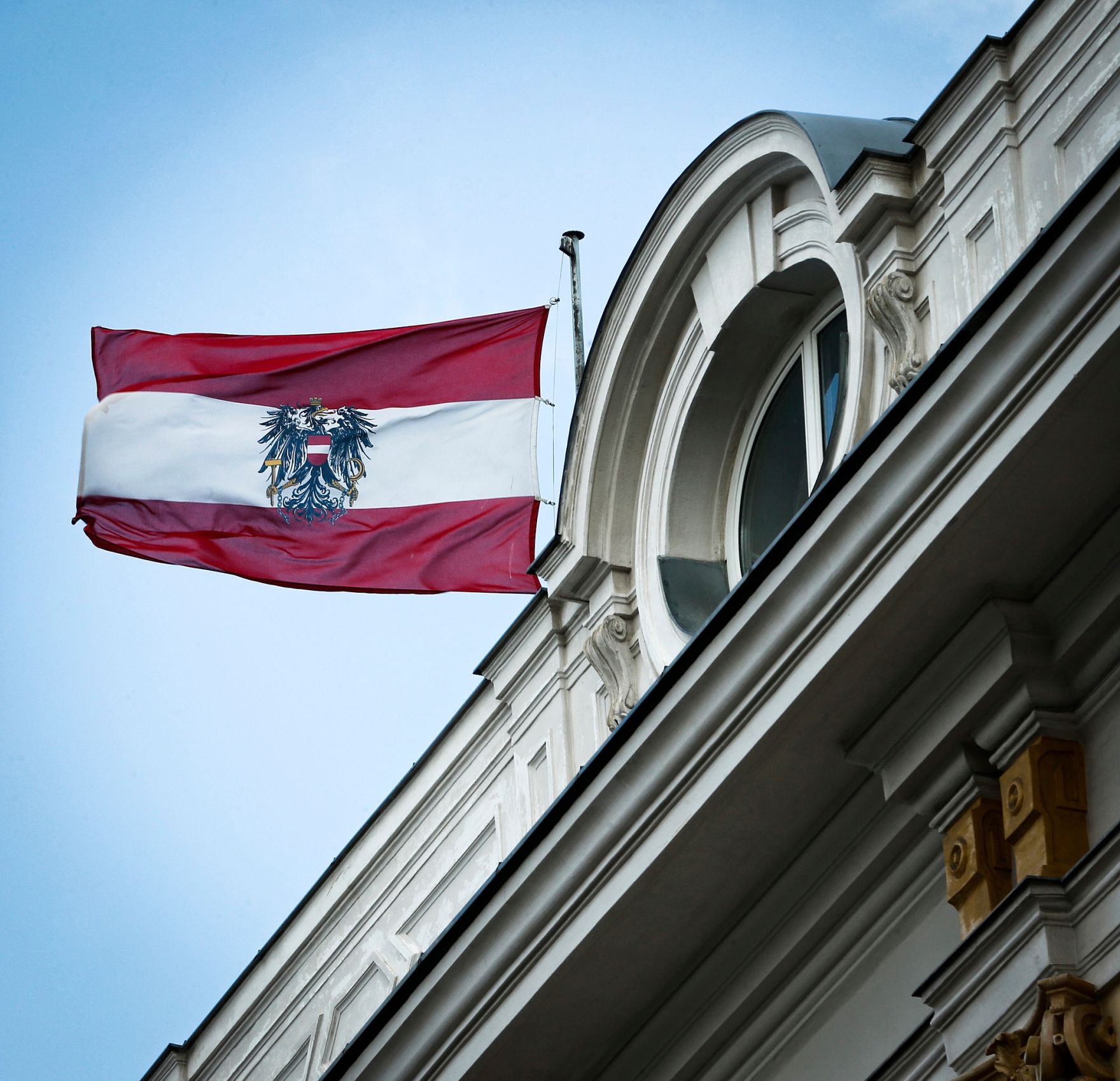 Die &Ouml;sterreichische Fahne weht am Dach des &Ouml;sterreichischen Bundeskanzleramts am Ballhausplatz in Wien.
