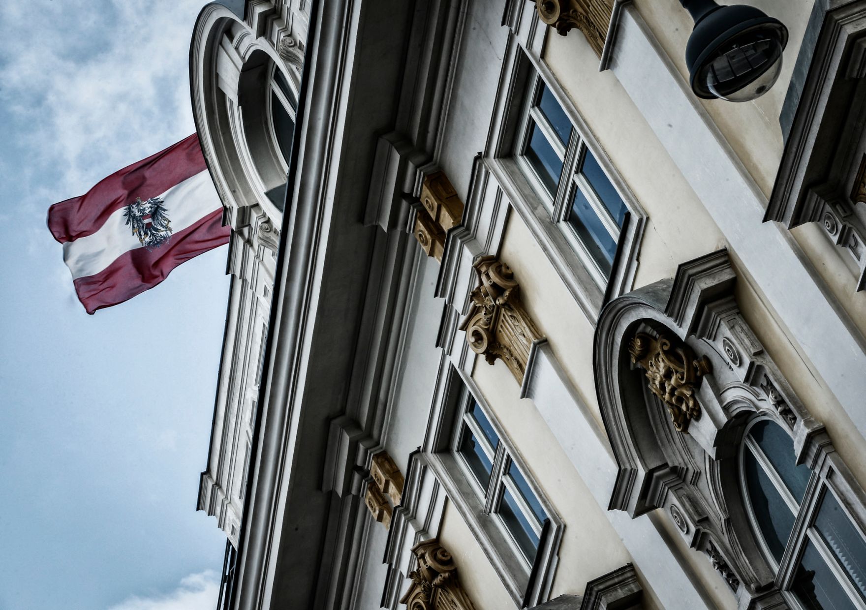 Die &Ouml;sterreichische Fahne weht am Dach des &Ouml;sterreichischen Bundeskanzleramts am Ballhausplatz in Wien.