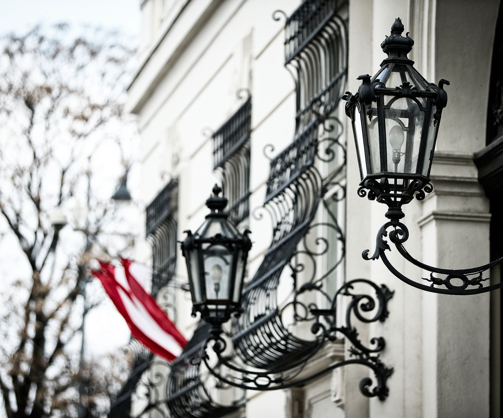 Die &Ouml;sterreichische Fahne weht am Dach des &Ouml;sterreichischen Bundeskanzleramts am Ballhausplatz in Wien.