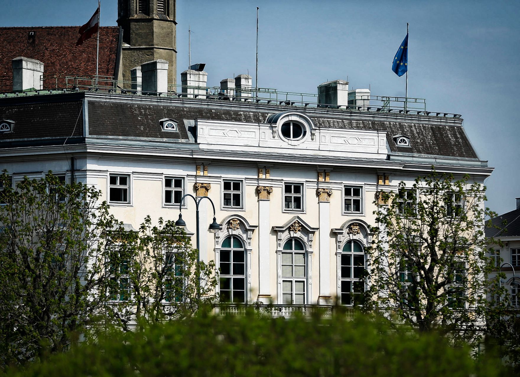 &Ouml;sterreichisches Bundeskanzleramt am Ballhausplatz in Wien im Fr&uuml;hling.