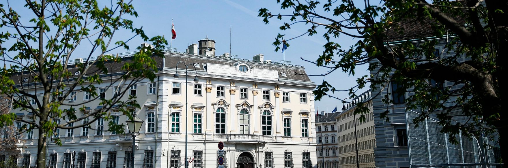 &Ouml;sterreichisches Bundeskanzleramt am Ballhausplatz in Wien im Fr&uuml;hling.