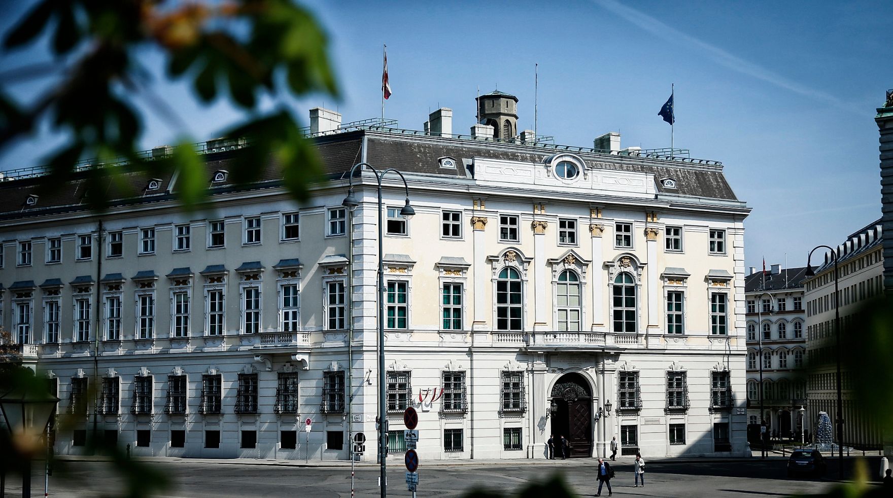 &Ouml;sterreichisches Bundeskanzleramt am Ballhausplatz in Wien im Fr&uuml;hling.