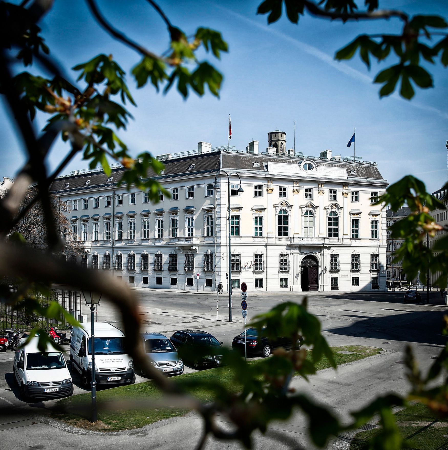 &Ouml;sterreichisches Bundeskanzleramt am Ballhausplatz in Wien im Fr&uuml;hling.