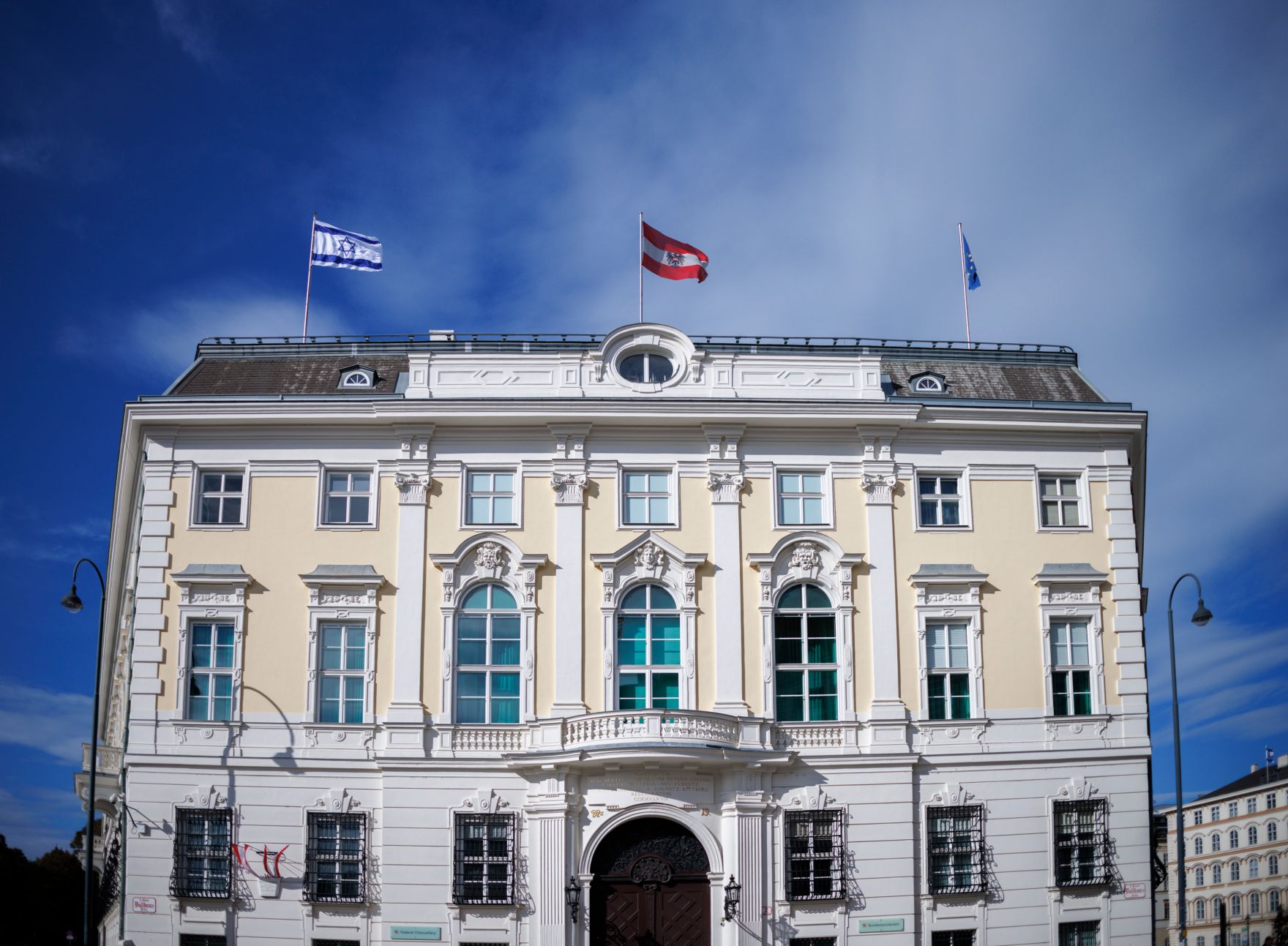 &Ouml;sterreichisches Bundeskanzleramt am Ballhausplatz in Wien mit israelische Beflaggung.