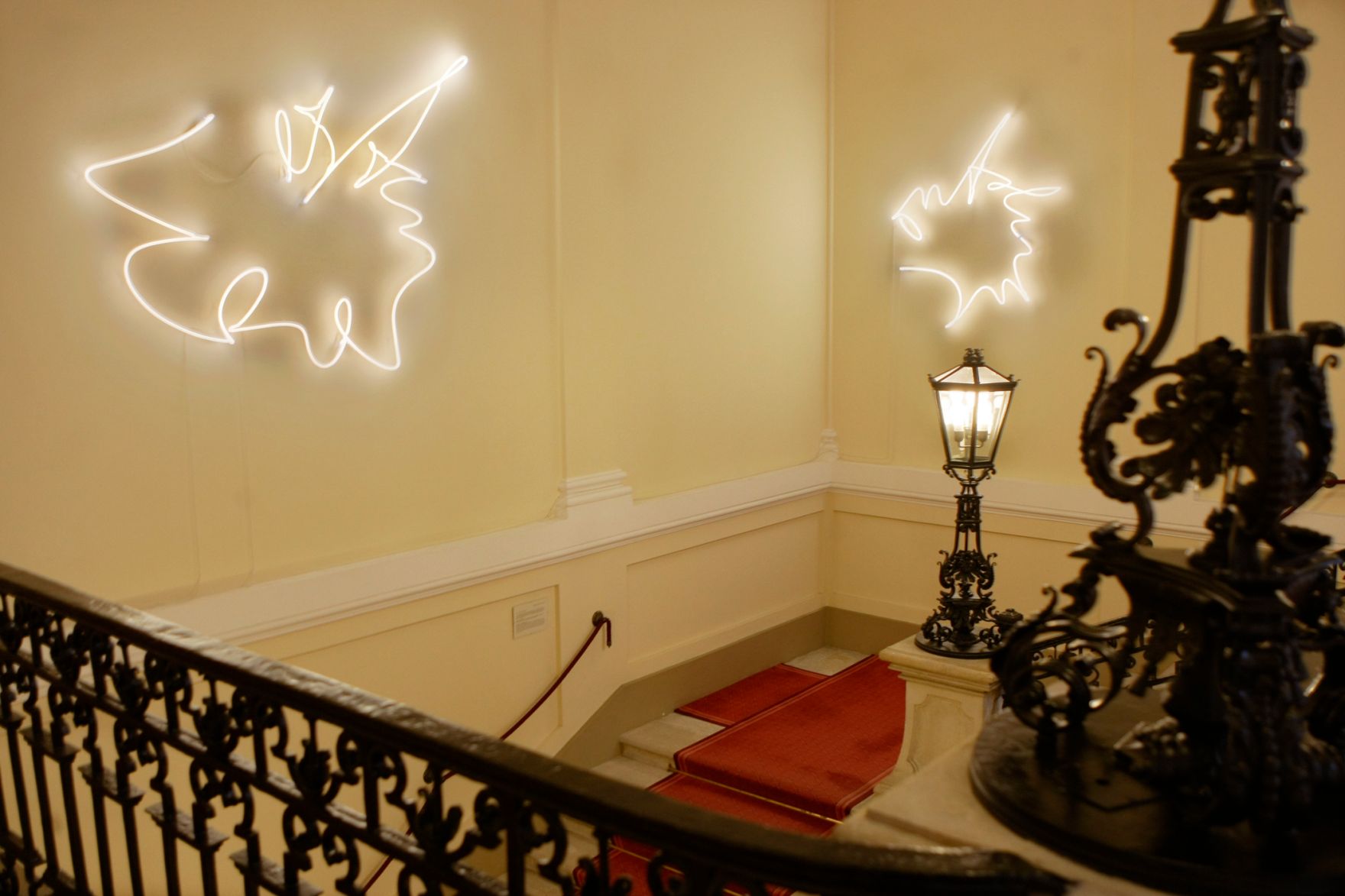 Das Werk &quot;Extension / Outshine&quot; von Brigitte Kowanz ausgestellt auf der Feststiege im Bundeskanzleramt im Jahr 2010.