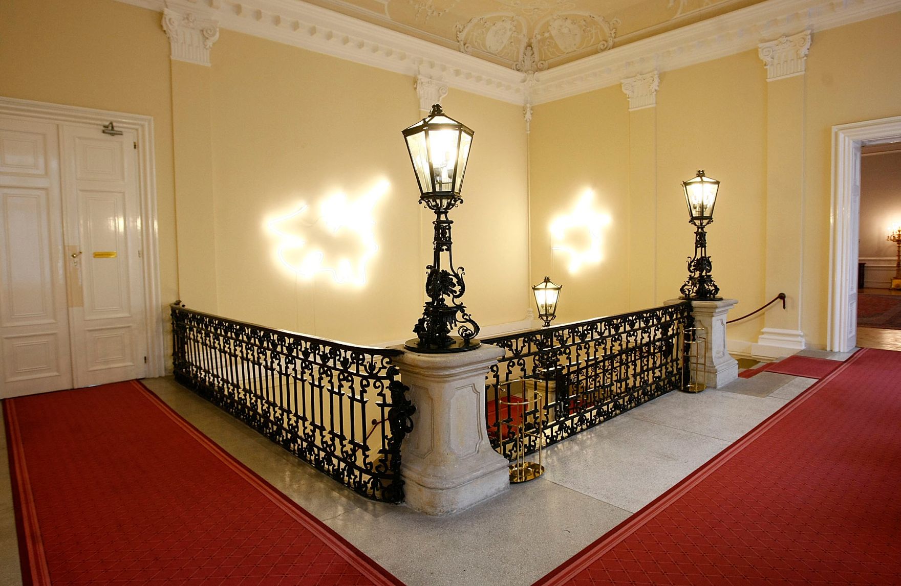 Das Werk &quot;Extension / Outshine&quot; von Brigitte Kowanz ausgestellt auf der Feststiege im Bundeskanzleramt im Jahr 2010.