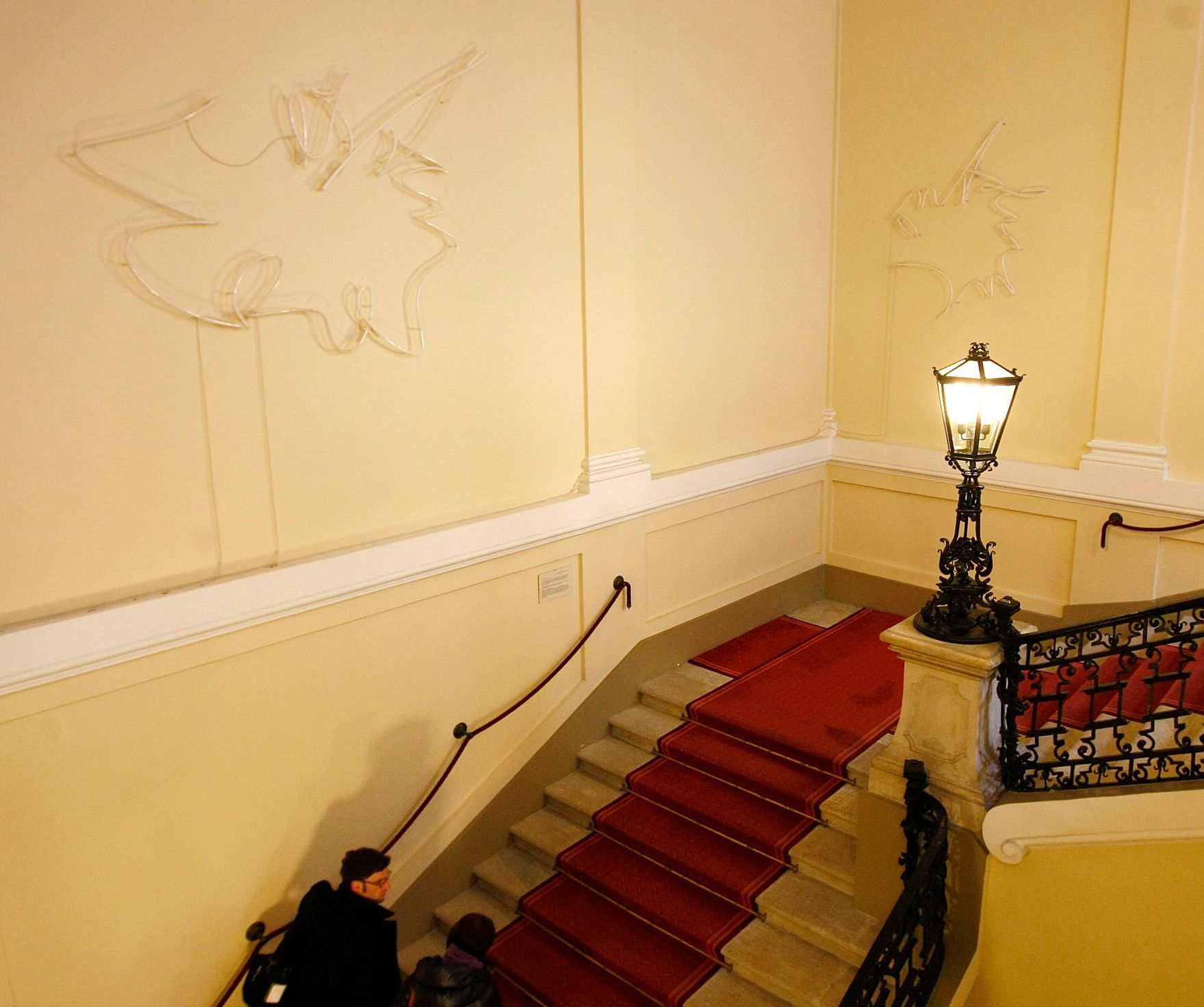 Das Werk &quot;Extension / Outshine&quot; von Brigitte Kowanz ausgestellt auf der Feststiege im Bundeskanzleramt im Jahr 2010.