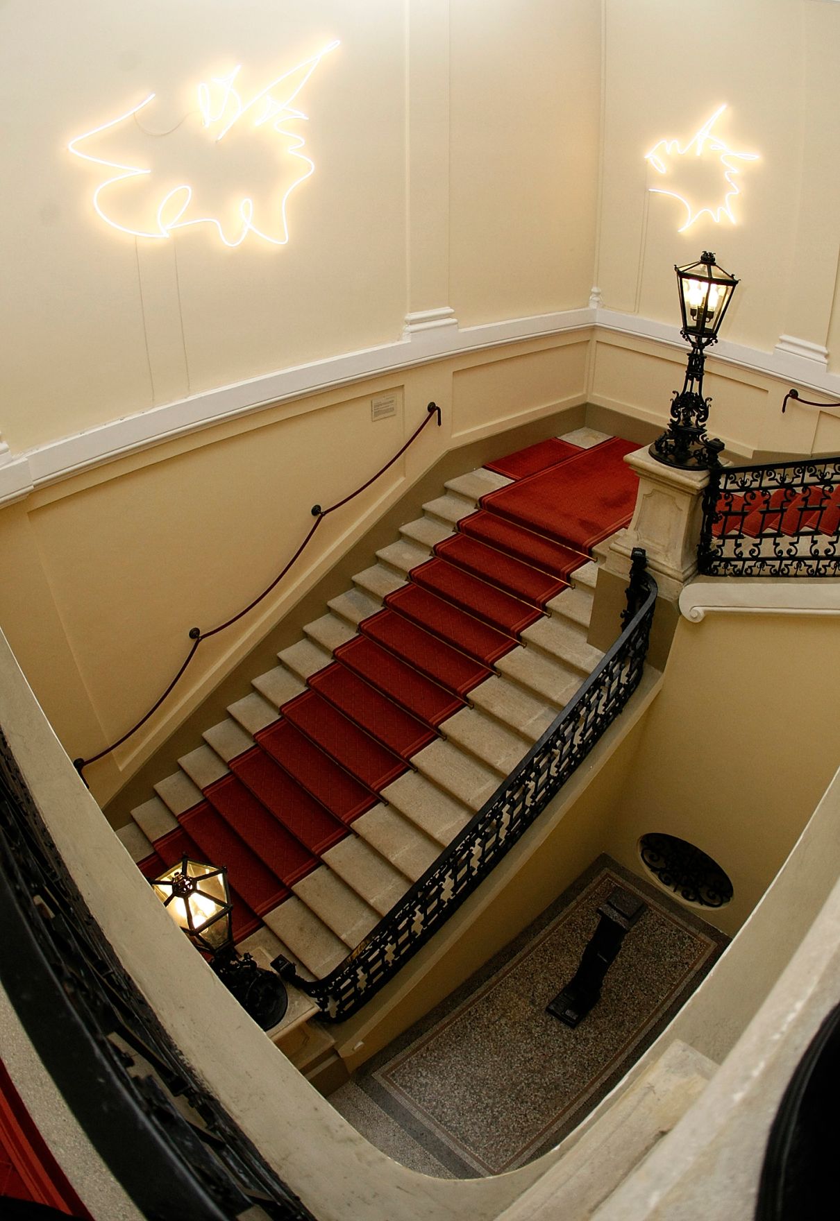 Das Werk &quot;Extension / Outshine&quot; von Brigitte Kowanz ausgestellt auf der Feststiege im Bundeskanzleramt im Jahr 2010.