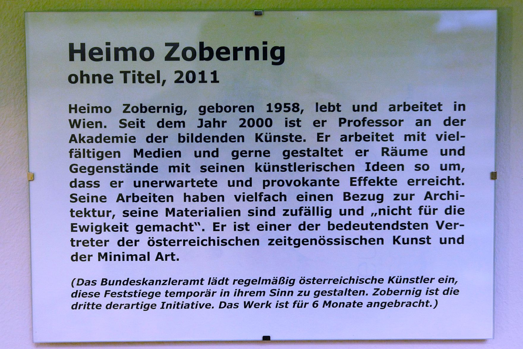 Infotafel zu dem Werk &quot;Ohne Titel&quot; von Heimo Zobernig ausgestellt auf der Feststiege im Bundeskanzleramt im Jahr 2011.
