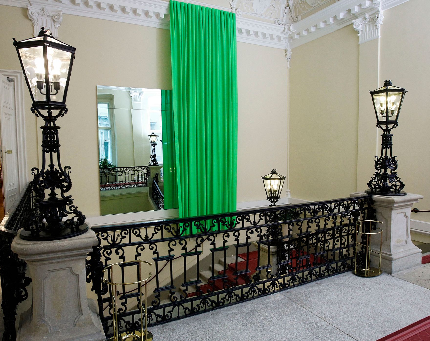 Das Werk &quot;Ohne Titel&quot; von Heimo Zobernig ausgestellt auf der Feststiege im Bundeskanzleramt im Jahr 2011.