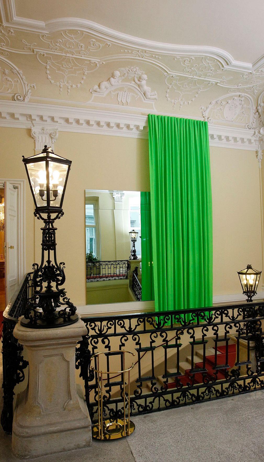 Das Werk &quot;Ohne Titel&quot; von Heimo Zobernig ausgestellt auf der Feststiege im Bundeskanzleramt im Jahr 2011.