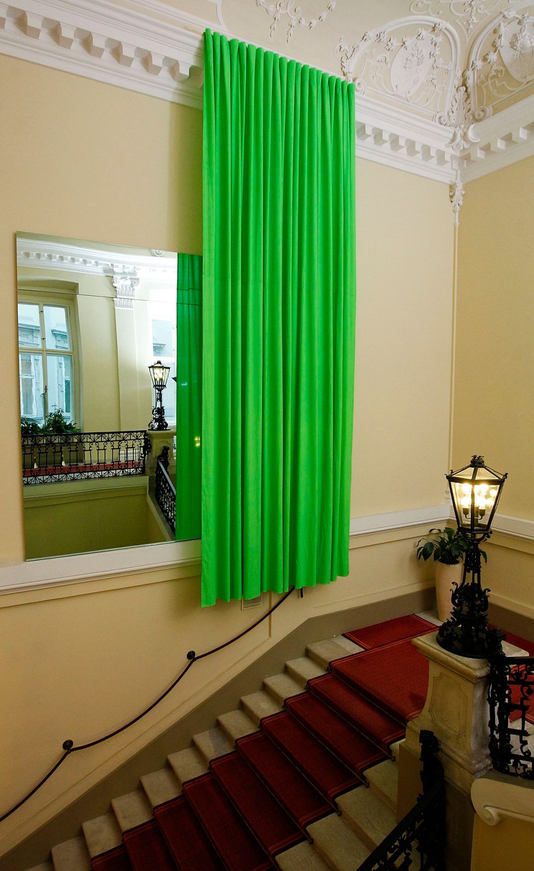 Das Werk &quot;Ohne Titel&quot; von Heimo Zobernig ausgestellt auf der Feststiege im Bundeskanzleramt im Jahr 2011.