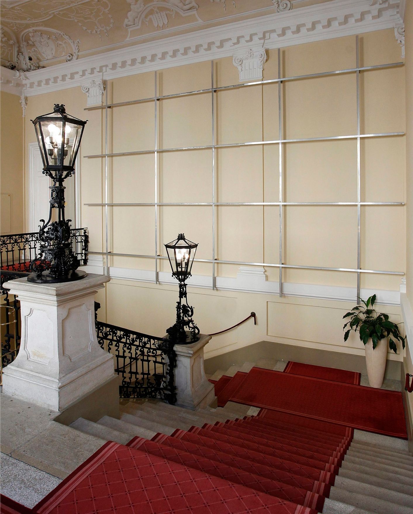 Das Werk &quot;Ohne Titel&quot; von Josef Dabernig ausgestellt auf der Feststiege im Bundeskanzleramt im Jahr 2012.