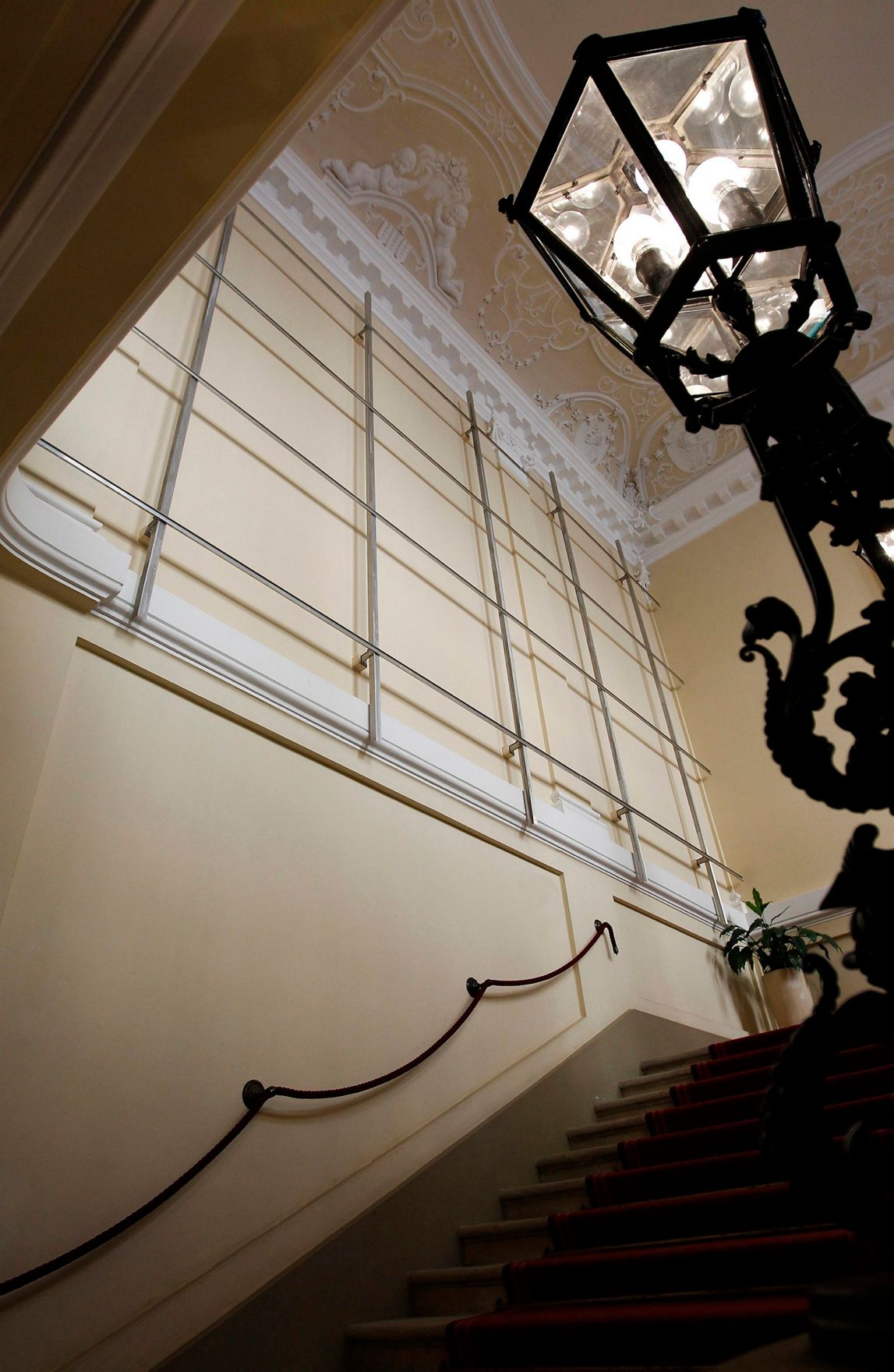 Das Werk &quot;Ohne Titel&quot; von Josef Dabernig ausgestellt auf der Feststiege im Bundeskanzleramt im Jahr 2012.