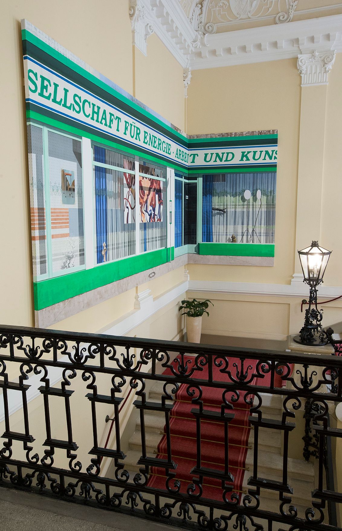 Das Werk &quot;GEAK&quot; von Maja Vukoje ausgestellt auf der Feststiege im Bundeskanzleramt im Jahr 2013.