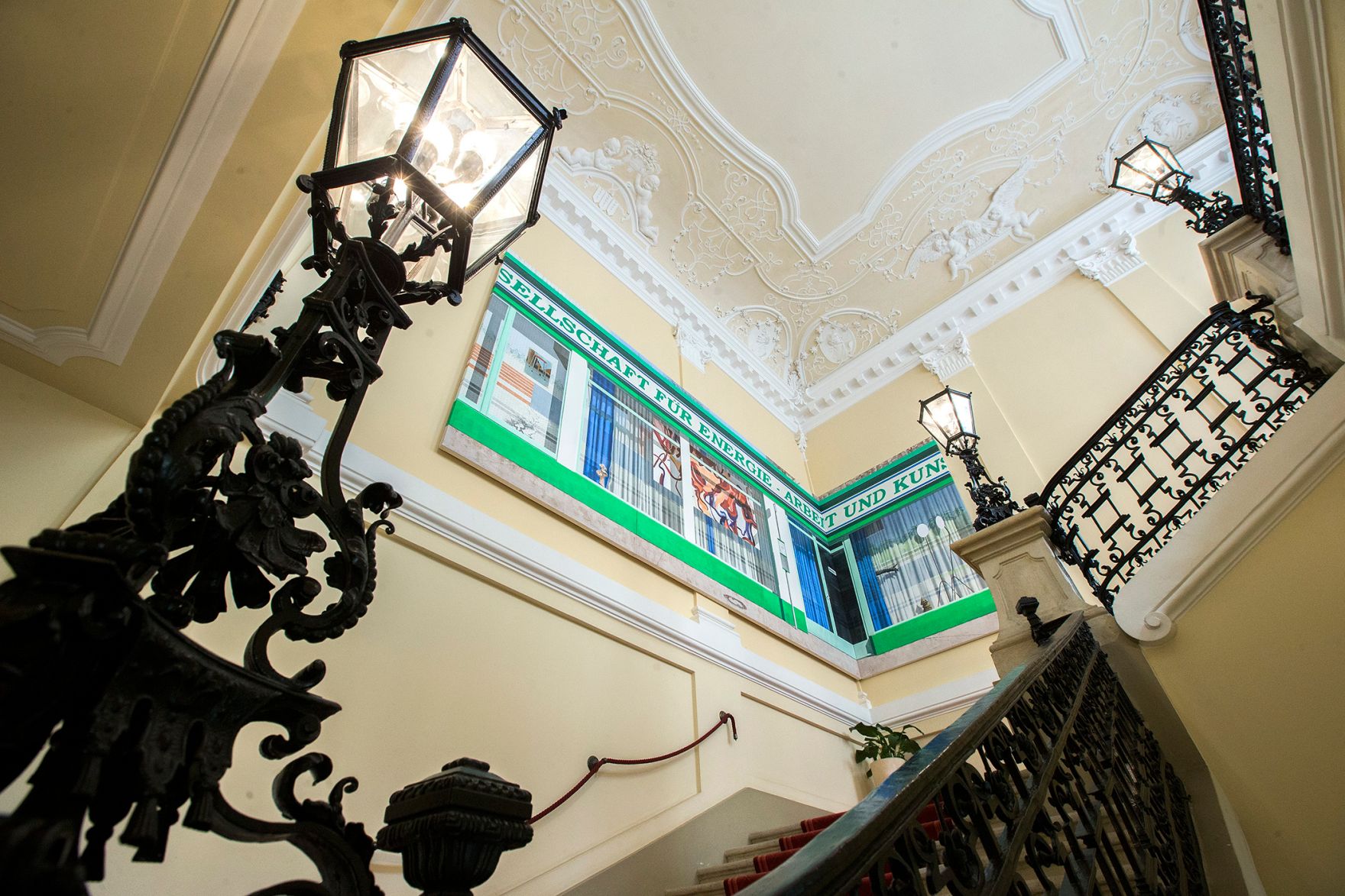 Das Werk &quot;GEAK&quot; von Maja Vukoje ausgestellt auf der Feststiege im Bundeskanzleramt im Jahr 2013.