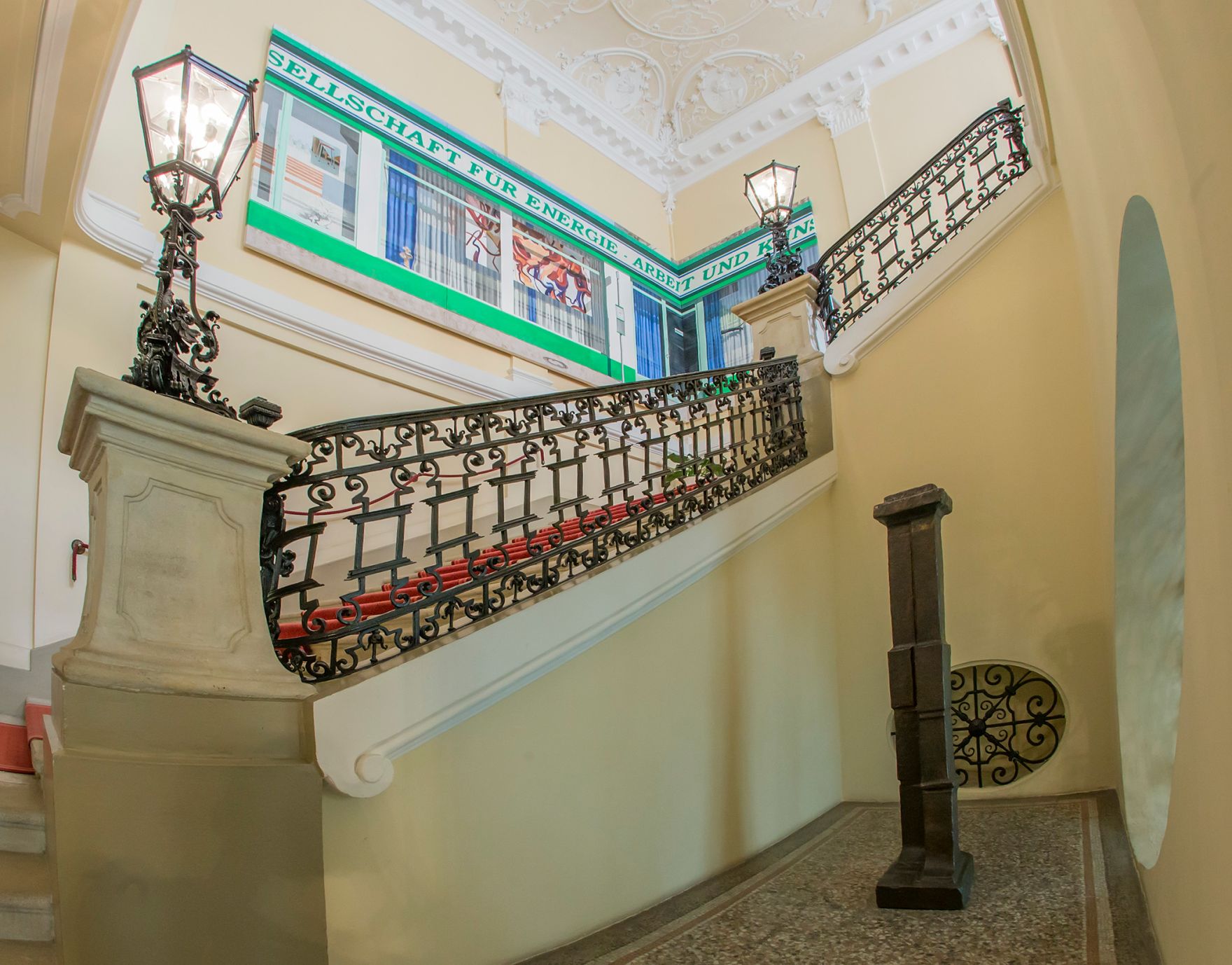 Das Werk &quot;GEAK&quot; von Maja Vukoje ausgestellt auf der Feststiege im Bundeskanzleramt im Jahr 2013.